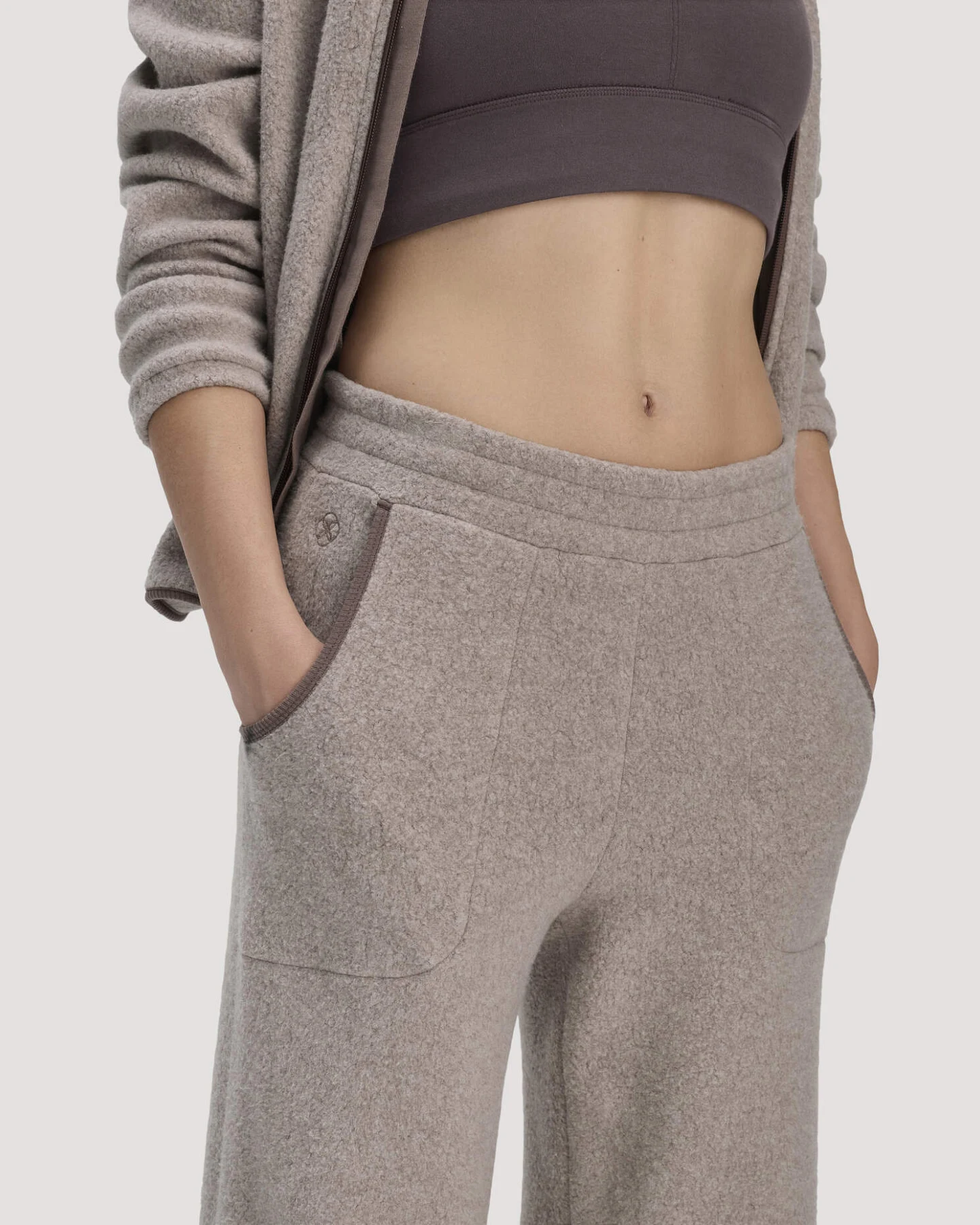 hessnatur Loungewear Fleece Hose Relaxed ACTIVE LIGHT aus Bio-Baumwolle - beige - Größe M – Ansicht 3