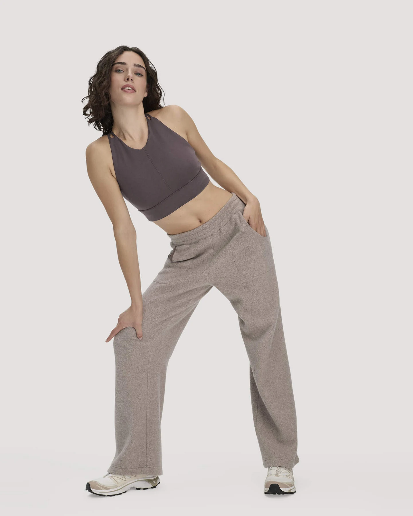 hessnatur Loungewear Fleece Hose Relaxed ACTIVE LIGHT aus Bio-Baumwolle - beige - Größe M – Ansicht 4