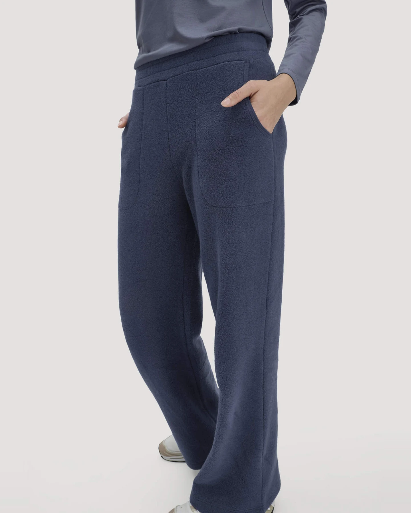 hessnatur Loungewear Fleece Hose Relaxed ACTIVE LIGHT aus Bio-Baumwolle - blau - Größe M – Ansicht 3