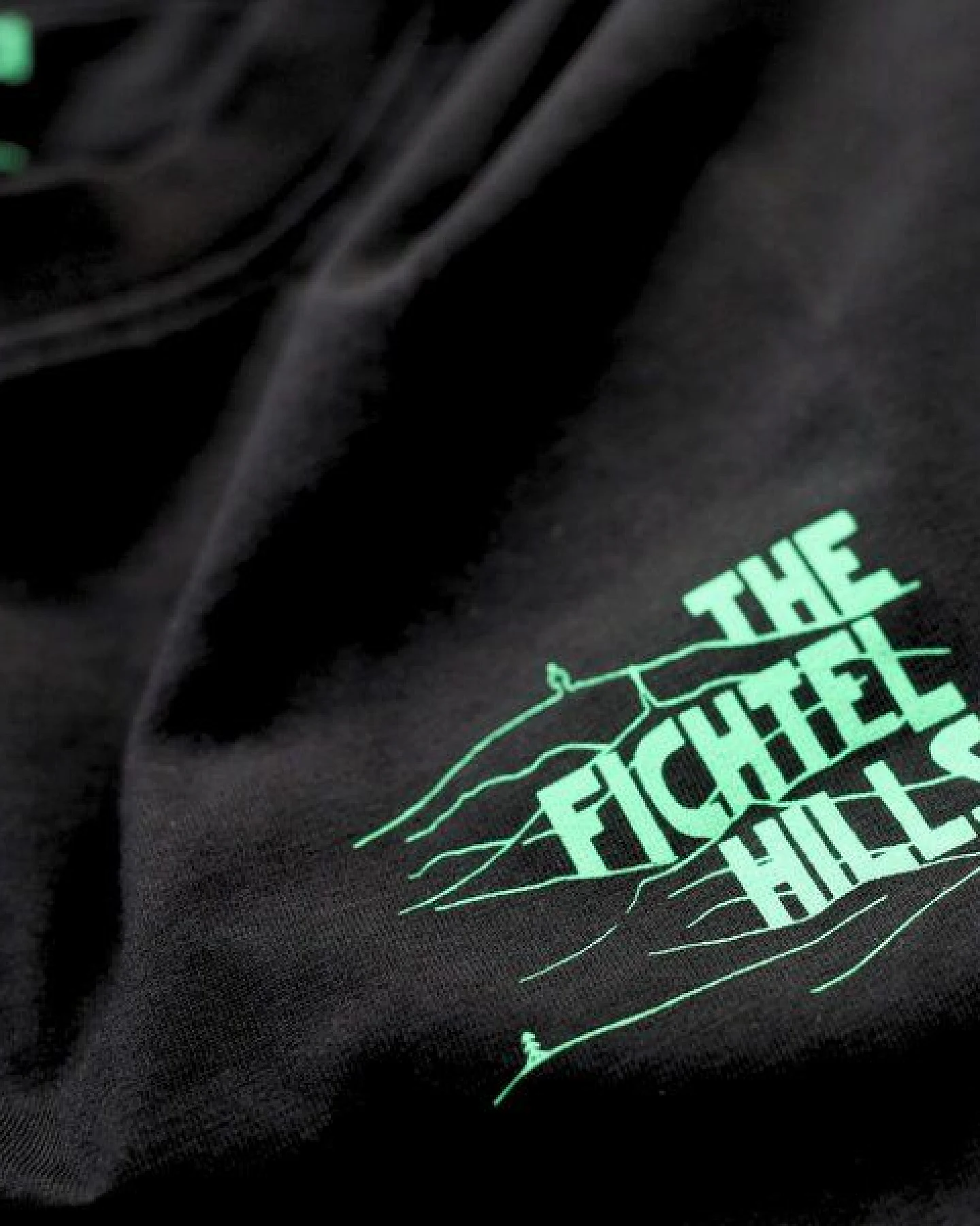 picea (by bleed) The Fichtel Hills T-Shirt Schwarz – Ansicht 2