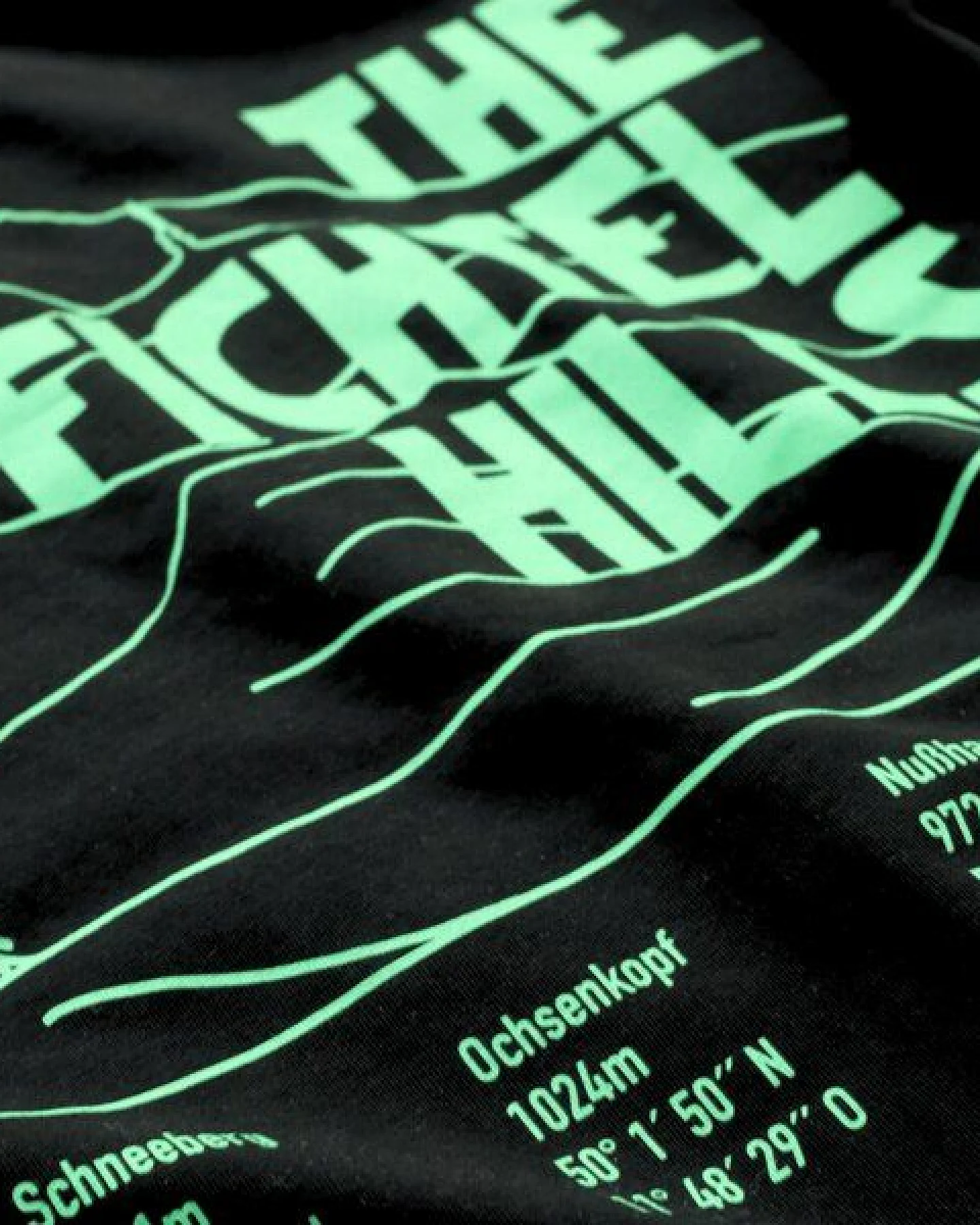 picea (by bleed) The Fichtel Hills T-Shirt Schwarz – Ansicht 4