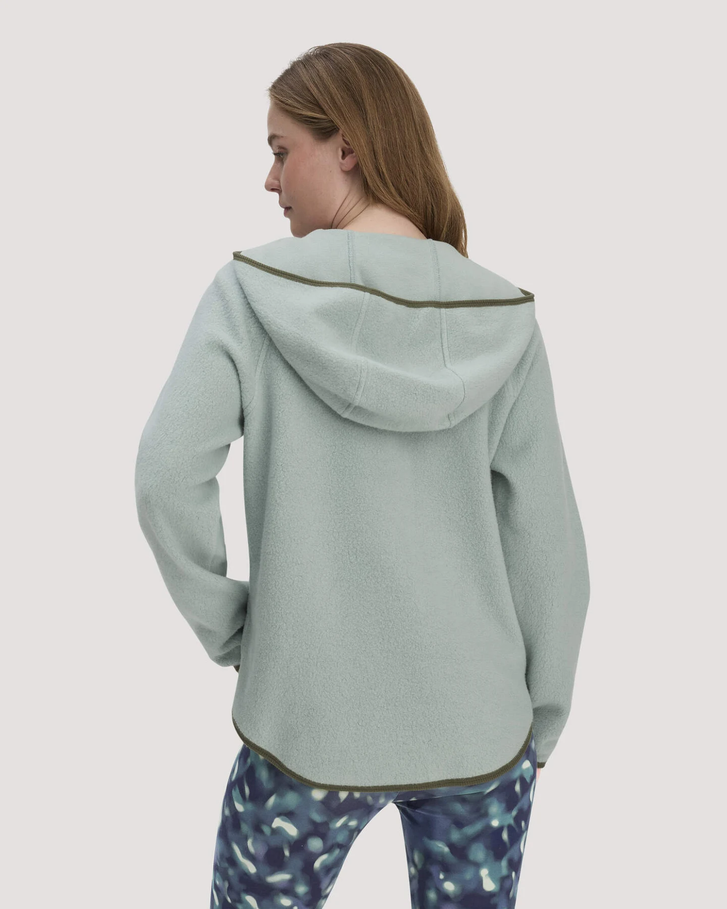 hessnatur Loungewear Fleece Hoodie Relaxed ACTIVE LIGHT aus Bio-Baumwolle - grün - Größe L – Ansicht 3