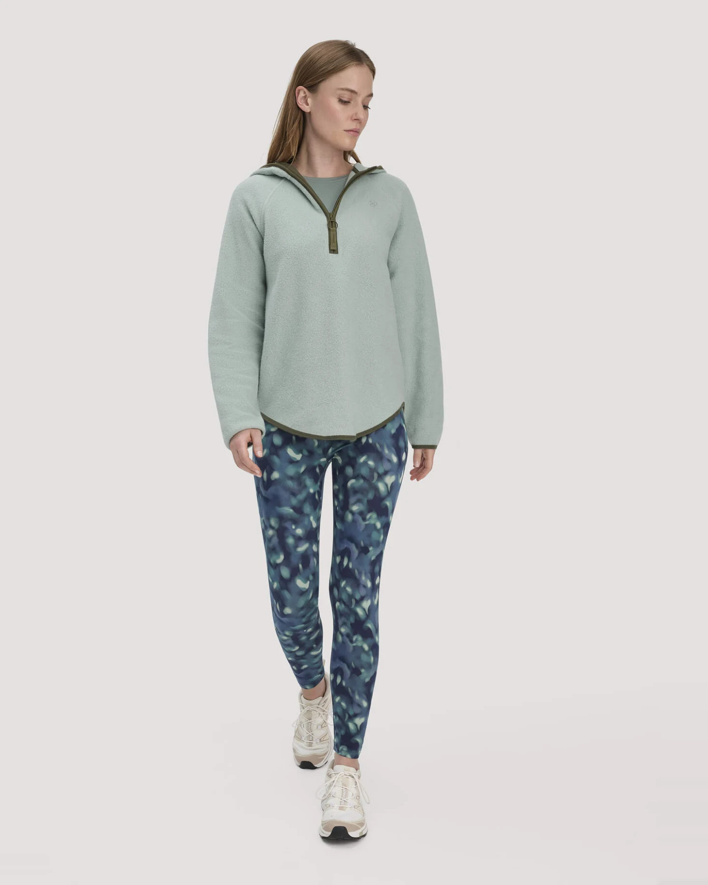 hessnatur Loungewear Fleece Hoodie Relaxed ACTIVE LIGHT aus Bio-Baumwolle - grün - Größe M – Ansicht 2