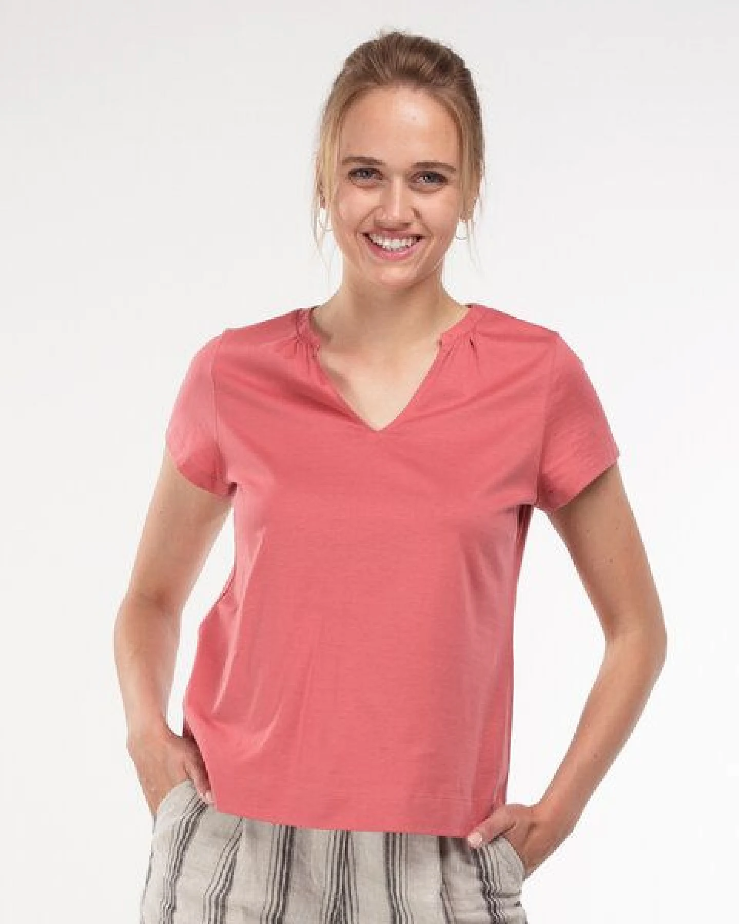 Alma & Lovis Kurzarmshirt im Blusen-Style aus Bio-Baumwolle – Ansicht 2
