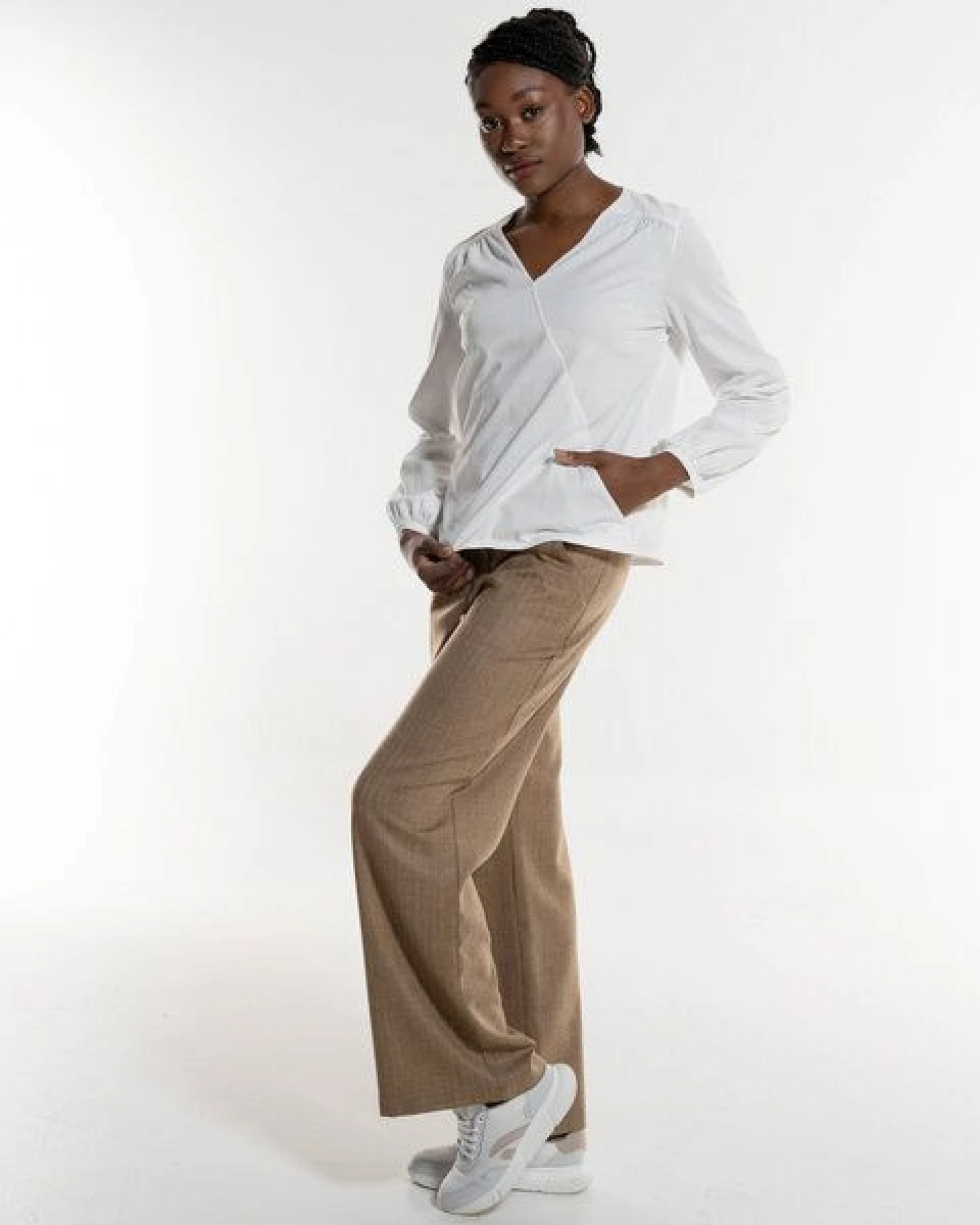 Alma & Lovis Feminine Bluse im Wickel-Look aus extra feiner Bio-Baumwolle – Ansicht 2