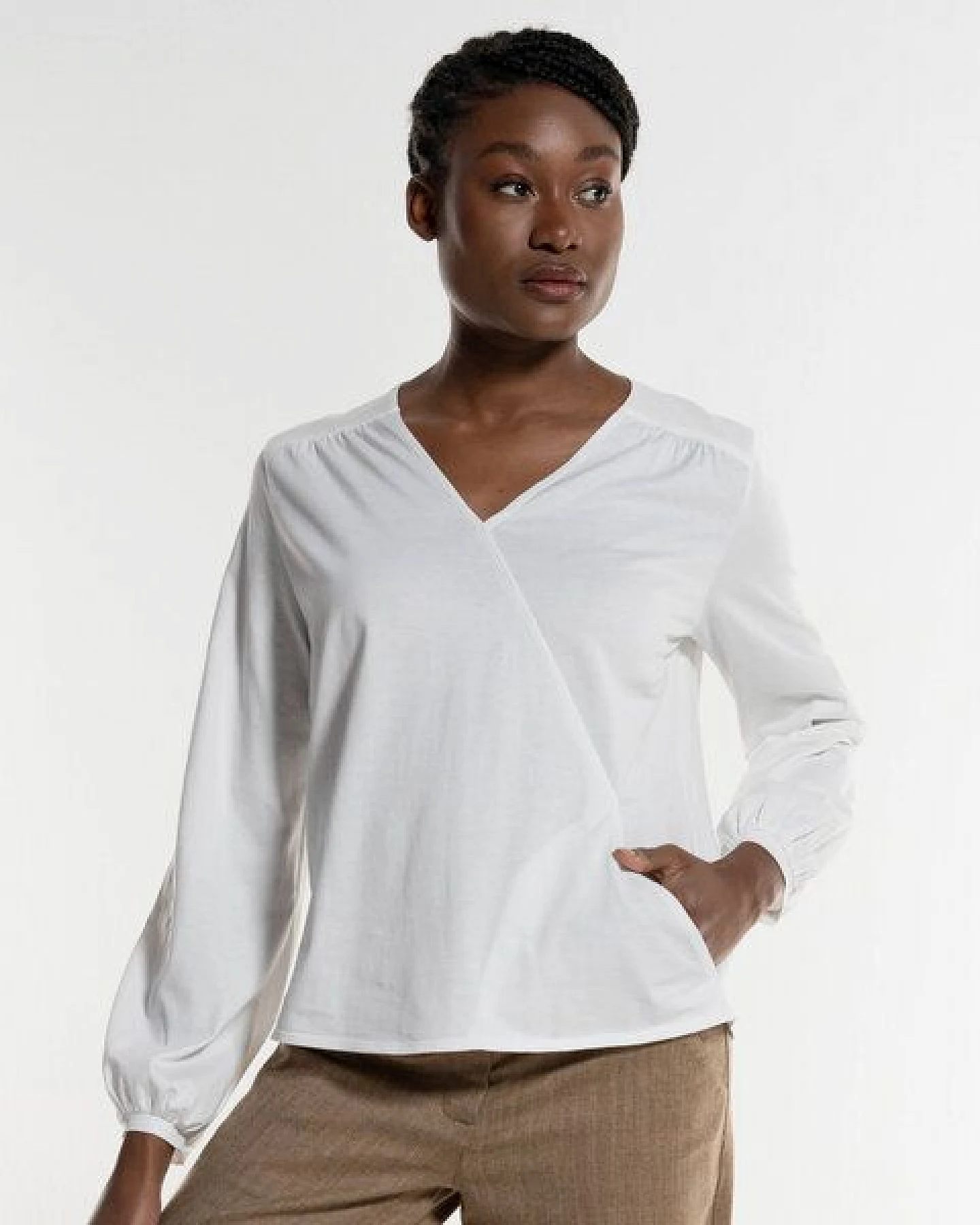 Alma & Lovis Feminine Bluse im Wickel-Look aus extra feiner Bio-Baumwolle – Ansicht 4