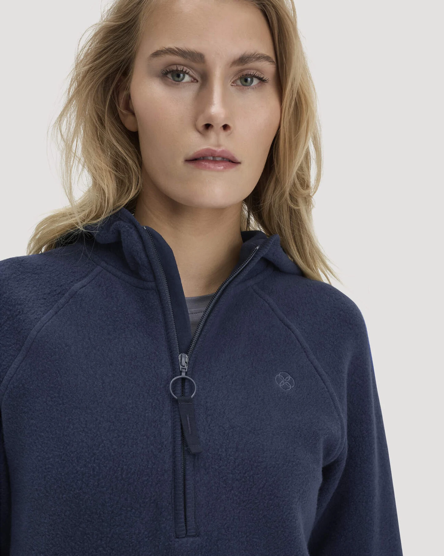 hessnatur Loungewear Fleece Hoodie Relaxed ACTIVE LIGHT aus Bio-Baumwolle - blau - Größe L – Ansicht 4
