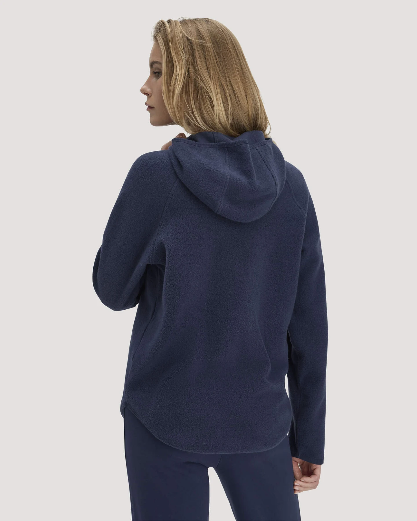 hessnatur Loungewear Fleece Hoodie Relaxed ACTIVE LIGHT aus Bio-Baumwolle - blau - Größe M – Ansicht 3