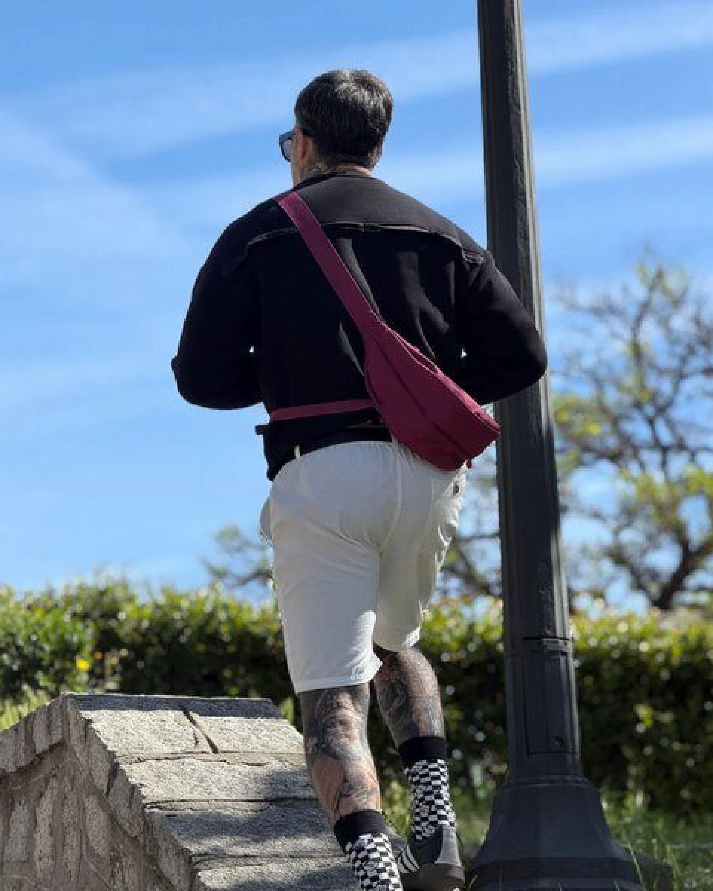 FUCHS & REBELL - BELA Bike Moon Bag – Fester Halt beim Fahren durch 3-Punkt-Gurt – Ansicht 3