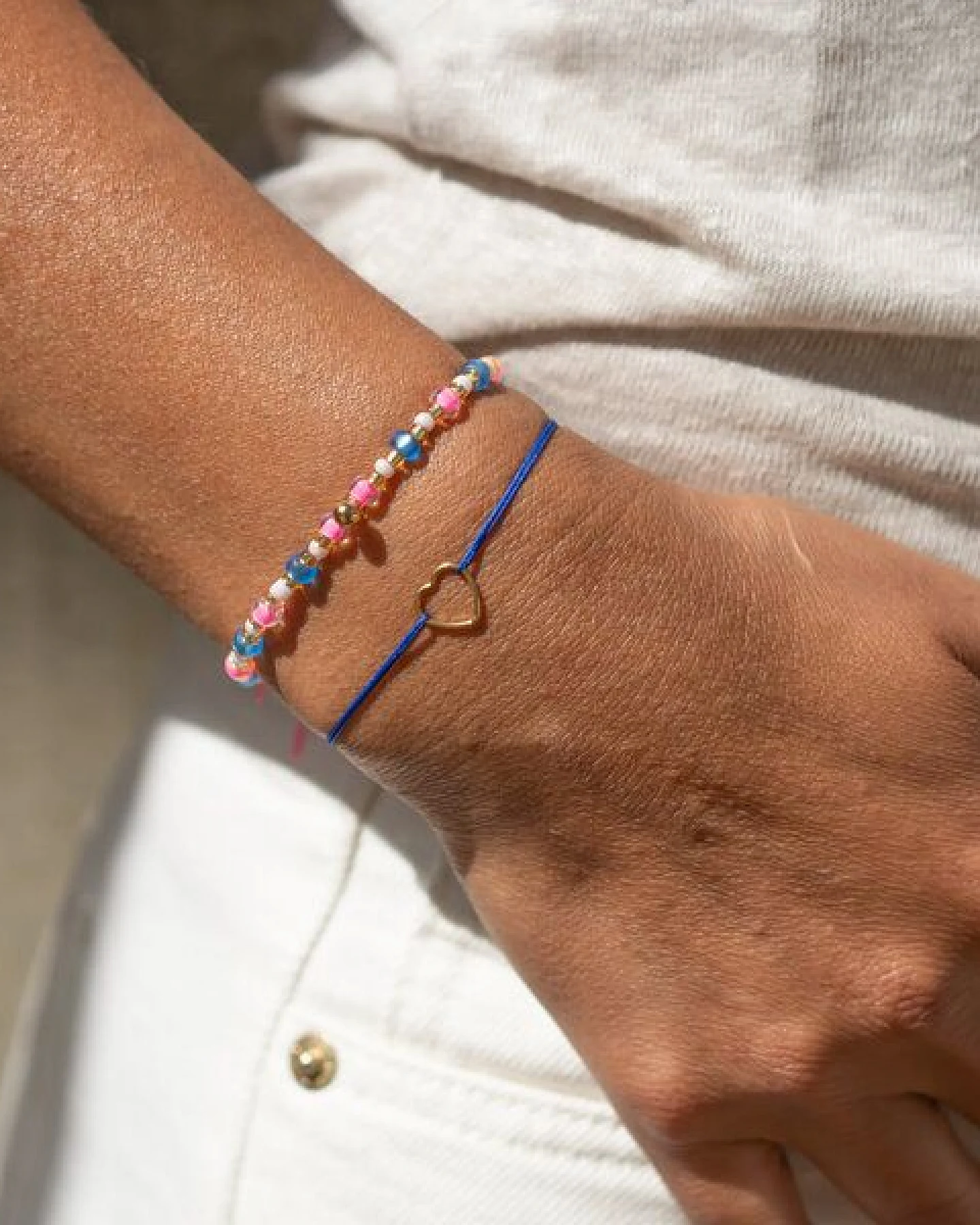 juni Stoffarmbändchen mit Herz und verstellbarer Schiebeperle aus recyceltem Gold - mehrere Farben – Ansicht 3