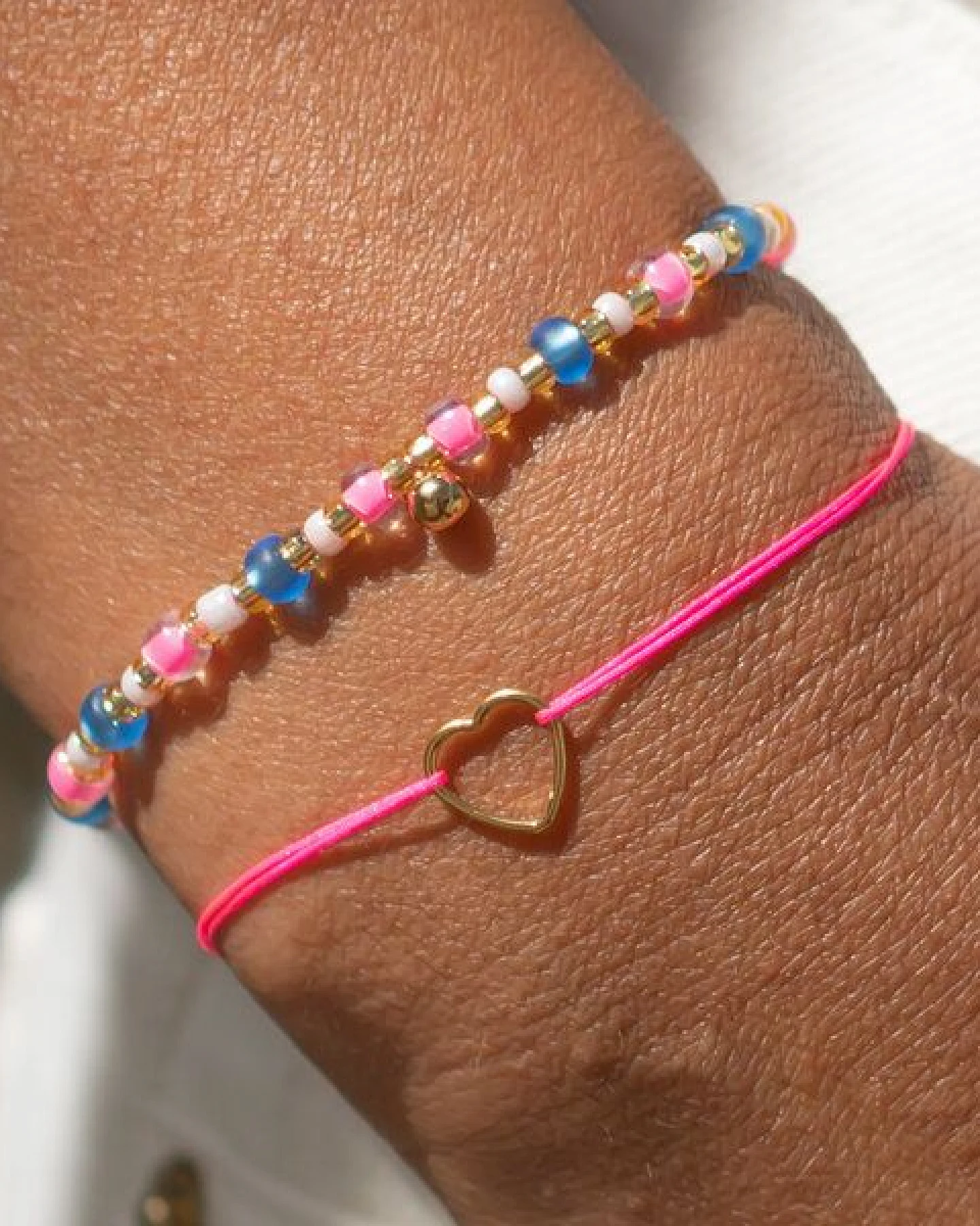 juni Stoffarmbändchen mit Herz und verstellbarer Schiebeperle aus recyceltem Gold - mehrere Farben – Ansicht 3