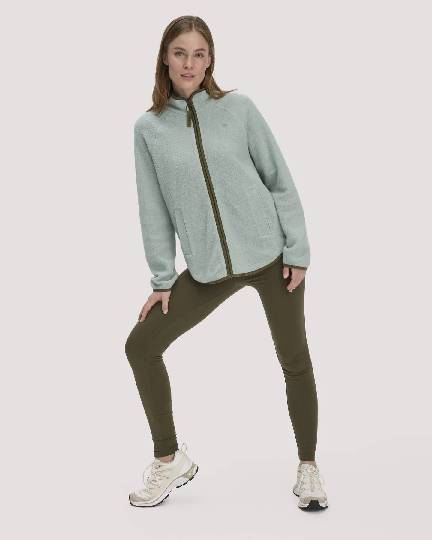 hessnatur Loungewear Fleece Jacke Relaxed ACTIVE LIGHT aus Bio-Baumwolle - grün - Größe M – Ansicht 2
