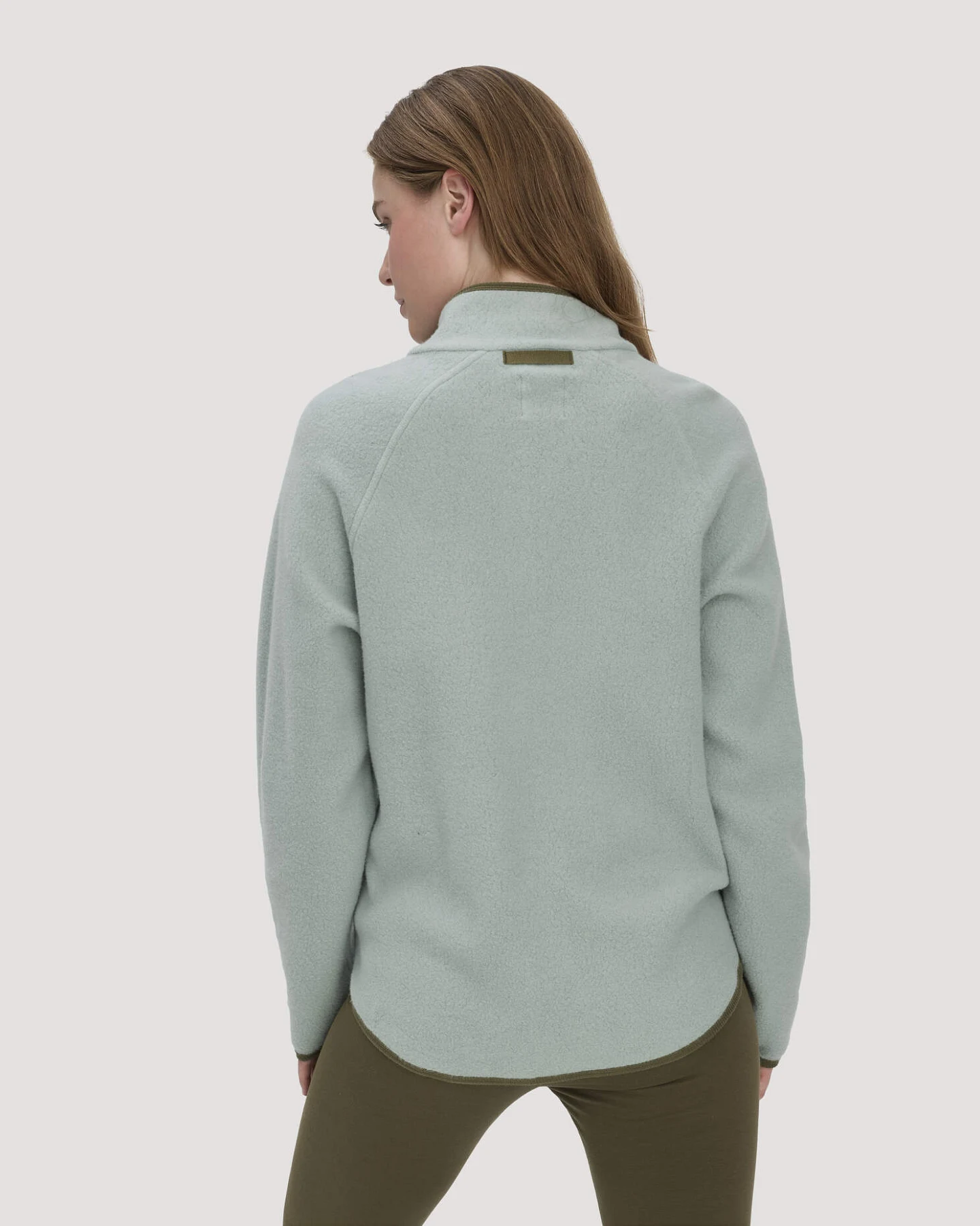 hessnatur Loungewear Fleece Jacke Relaxed ACTIVE LIGHT aus Bio-Baumwolle - grün - Größe M – Ansicht 3