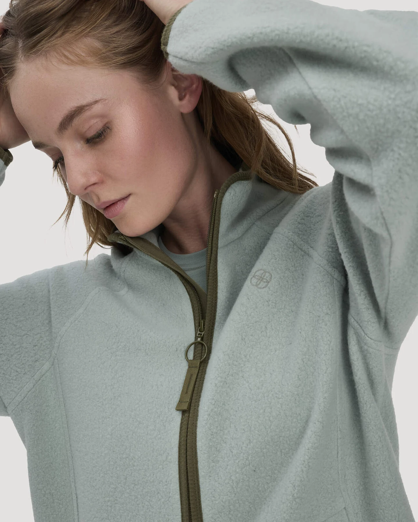 hessnatur Loungewear Fleece Jacke Relaxed ACTIVE LIGHT aus Bio-Baumwolle - grün - Größe S – Ansicht 4
