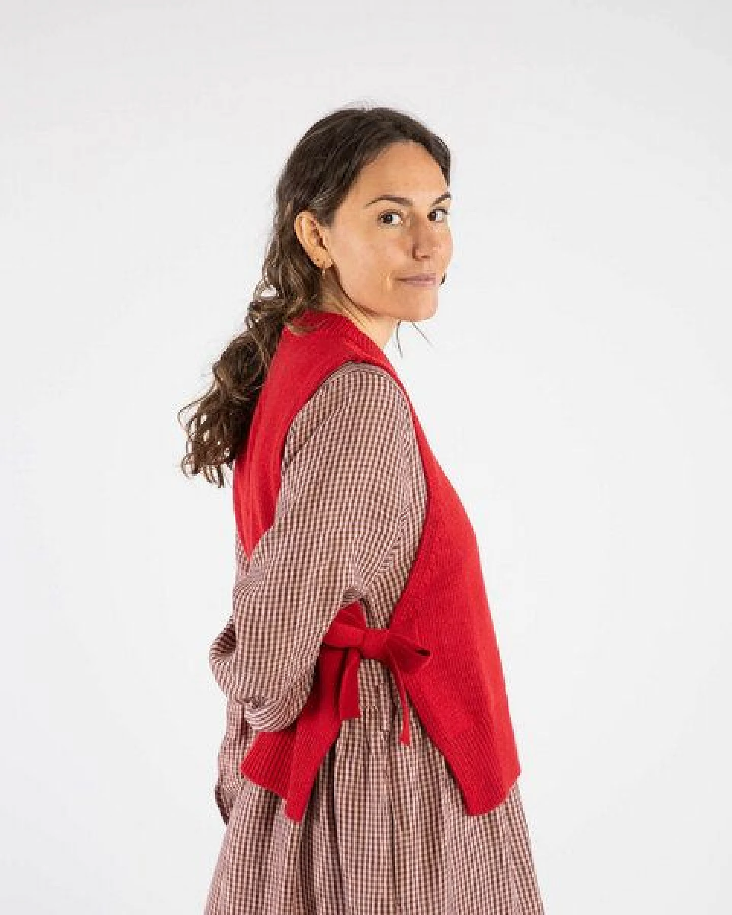 Matona Strickpullunder mit Bindedetail für Frauen aus Bio-Baumwolle und Lammwolle / Apron Vest – Ansicht 2