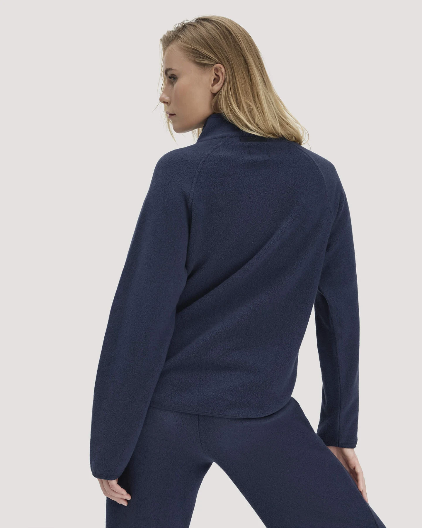 hessnatur Loungewear Fleece Jacke Relaxed ACTIVE LIGHT aus Bio-Baumwolle - blau - Größe M – Ansicht 3