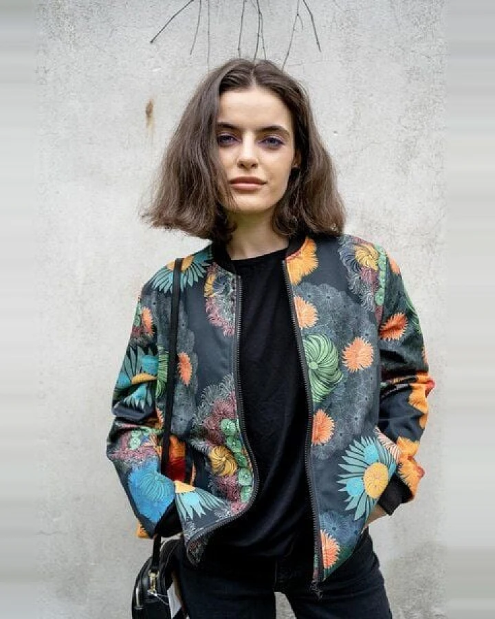 Bomberjacke Oversize – Baumwolle – Stylische Bomberjacke elastischen Bündchen & Taschen – Leichte, nachhaltige Übergangsjacke mit kulturellem KOKOworld Print – Fair produziert in EU