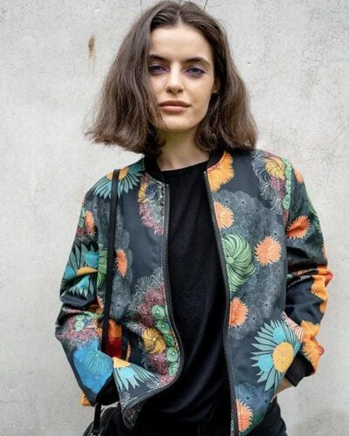 Bomberjacke Oversize – Baumwolle – Stylische Bomberjacke elastischen Bündchen & Taschen – Leichte, nachhaltige Übergangsjacke mit kulturellem KOKOworld Print – Fair produziert in EU