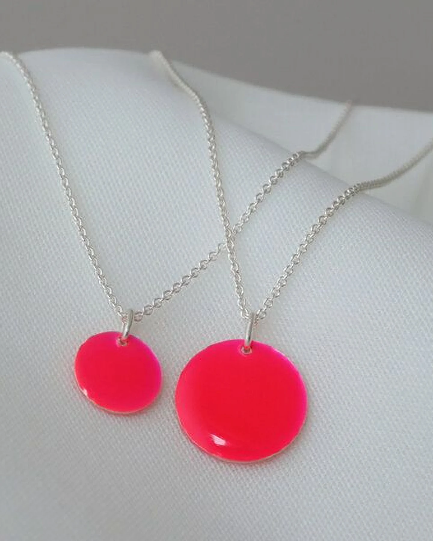 BELLYBIRD Jewellery Halskette - emailliertes Plättchen, Anhänger aus Silber mit Emaille – Ansicht 4