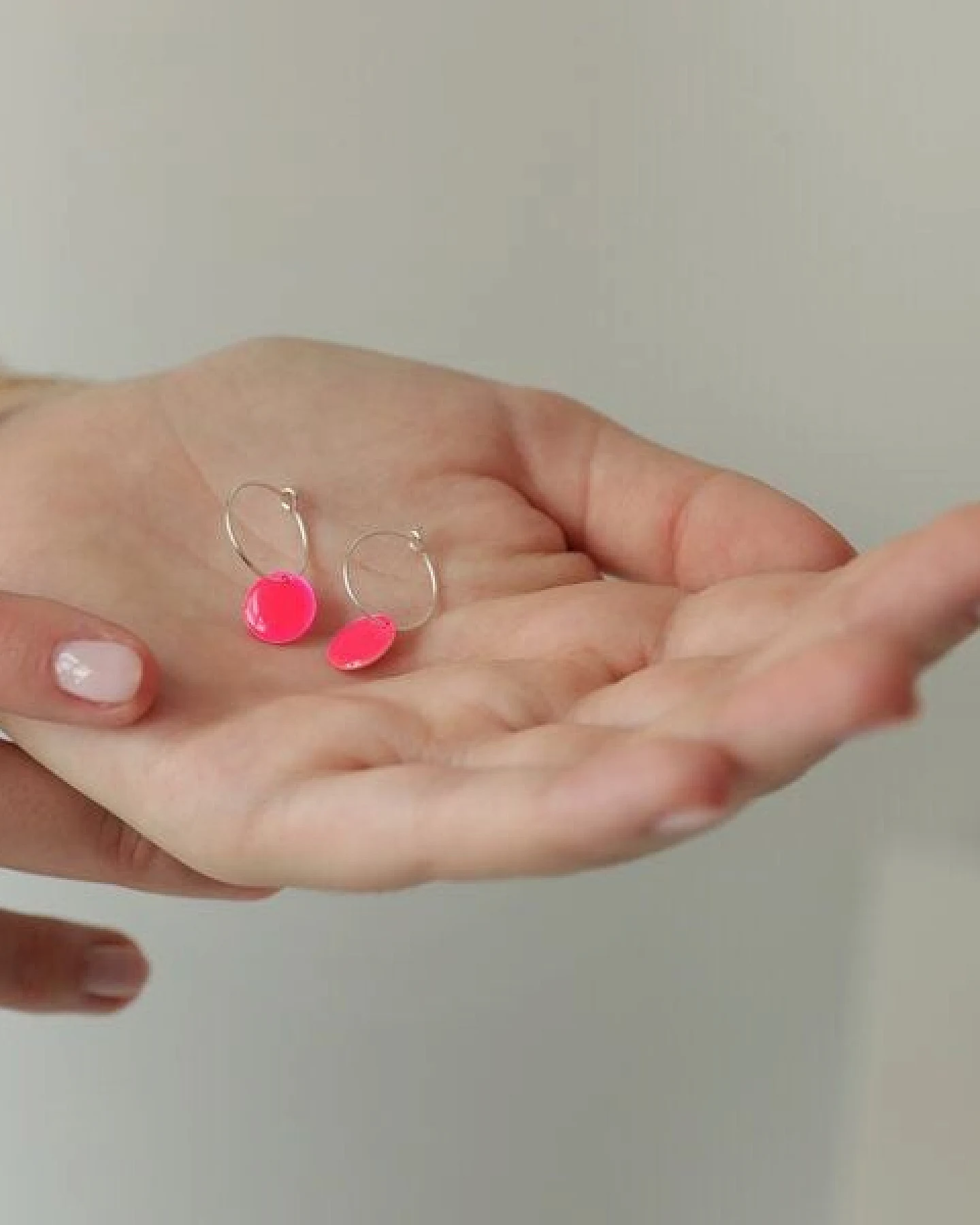 BELLYBIRD Jewellery Ohrringe - emailliertes Plättchen, Anhänger aus Silber mit Emaille – Ansicht 4