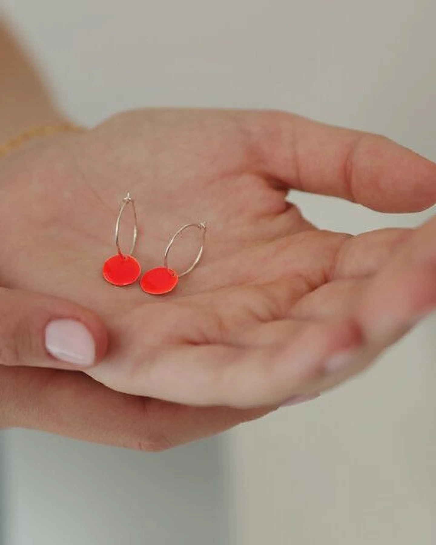 BELLYBIRD Jewellery Ohrringe - emailliertes Plättchen, Anhänger aus Silber mit Emaille – Ansicht 4
