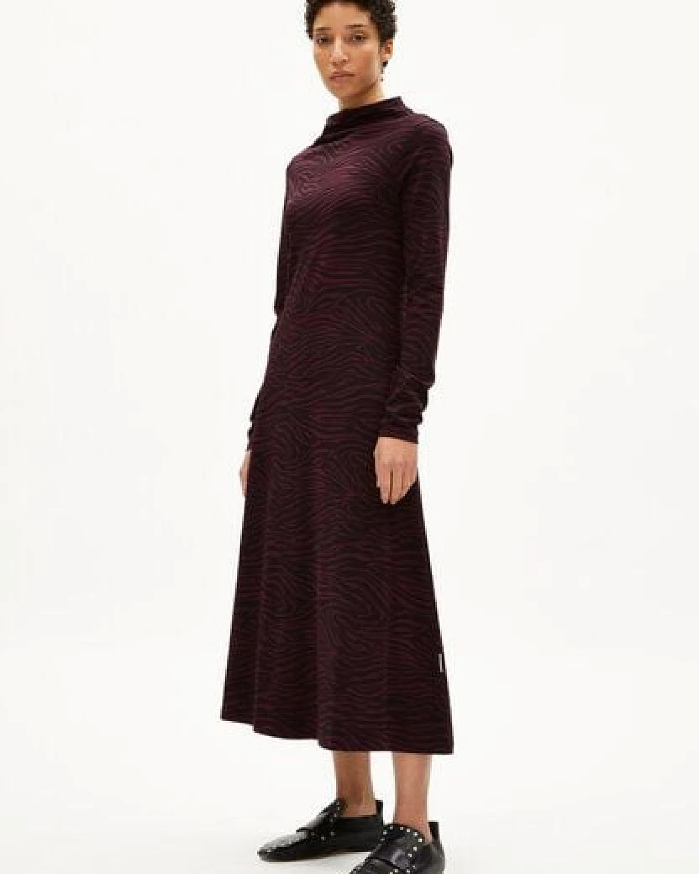 ARMEDANGELS DAILIMAA ZEBRARAA Damen Jerseykleid aus Bio-Baumwoll Mix – Ansicht 4