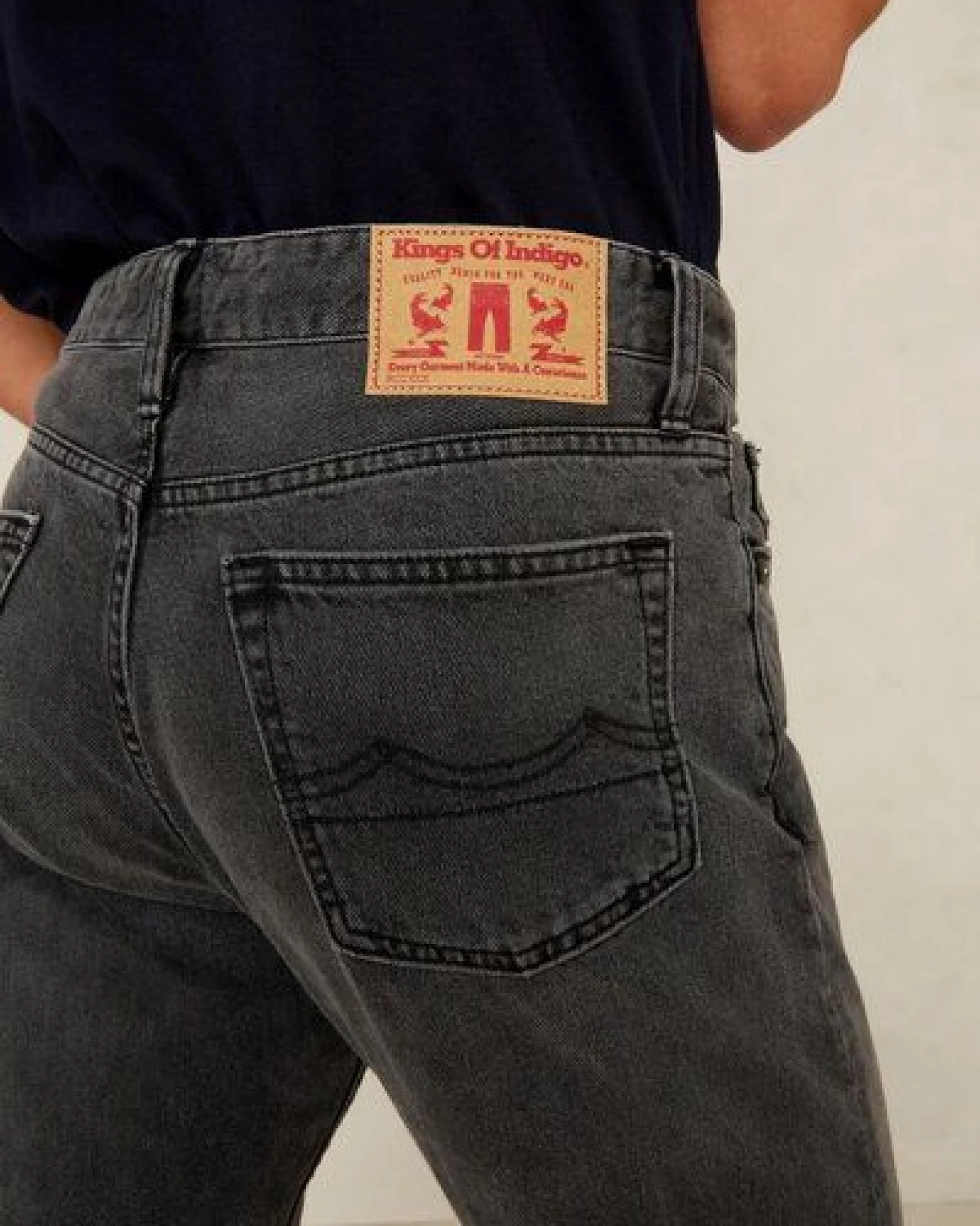Kings Of Indigo Tappered Jeans - Jerrick Holo Grey Worn – Ansicht 2