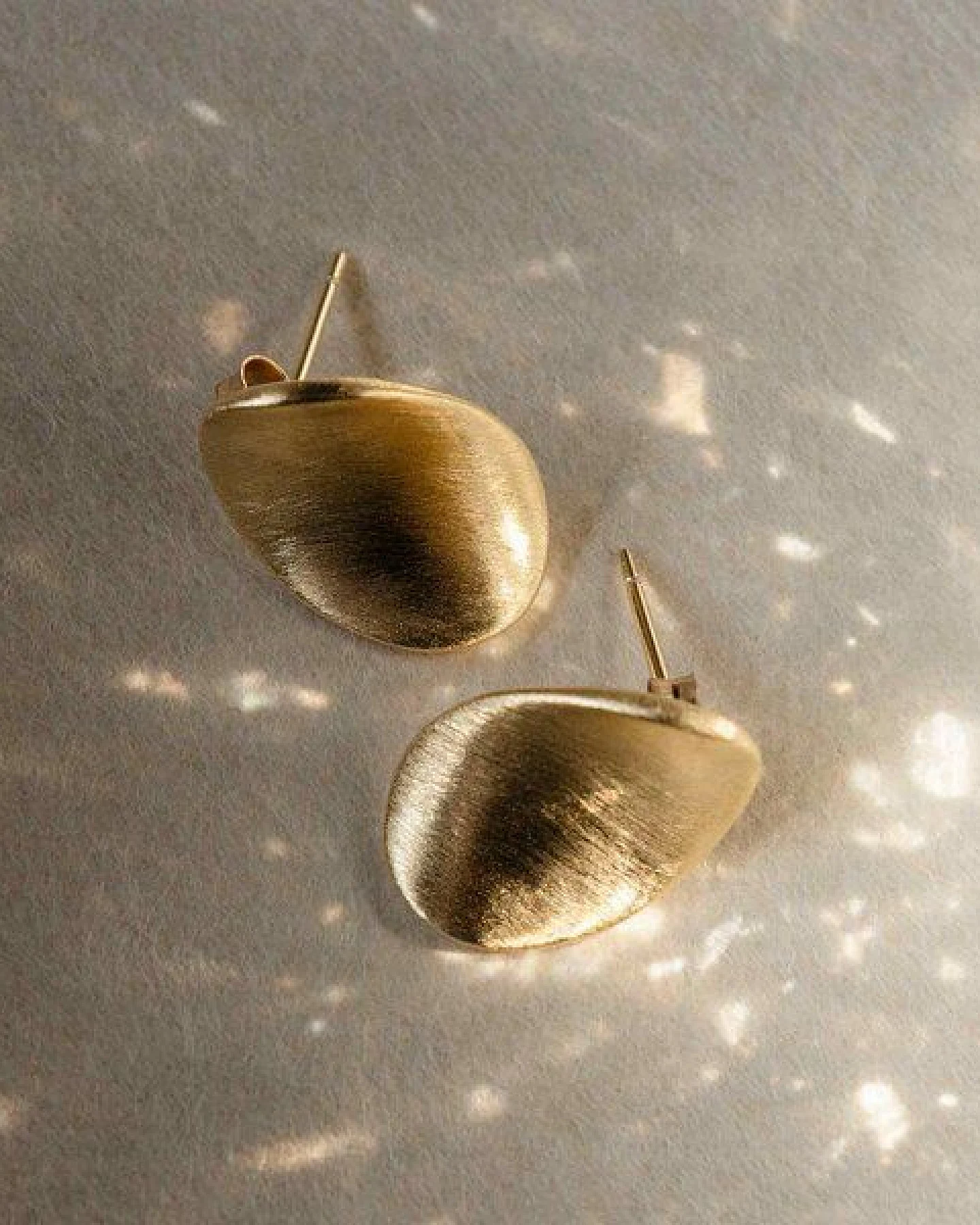 fejn jewelry Ohrstecker 'satin oval' in organischen Formen & satiniertem Finish – Ansicht 3
