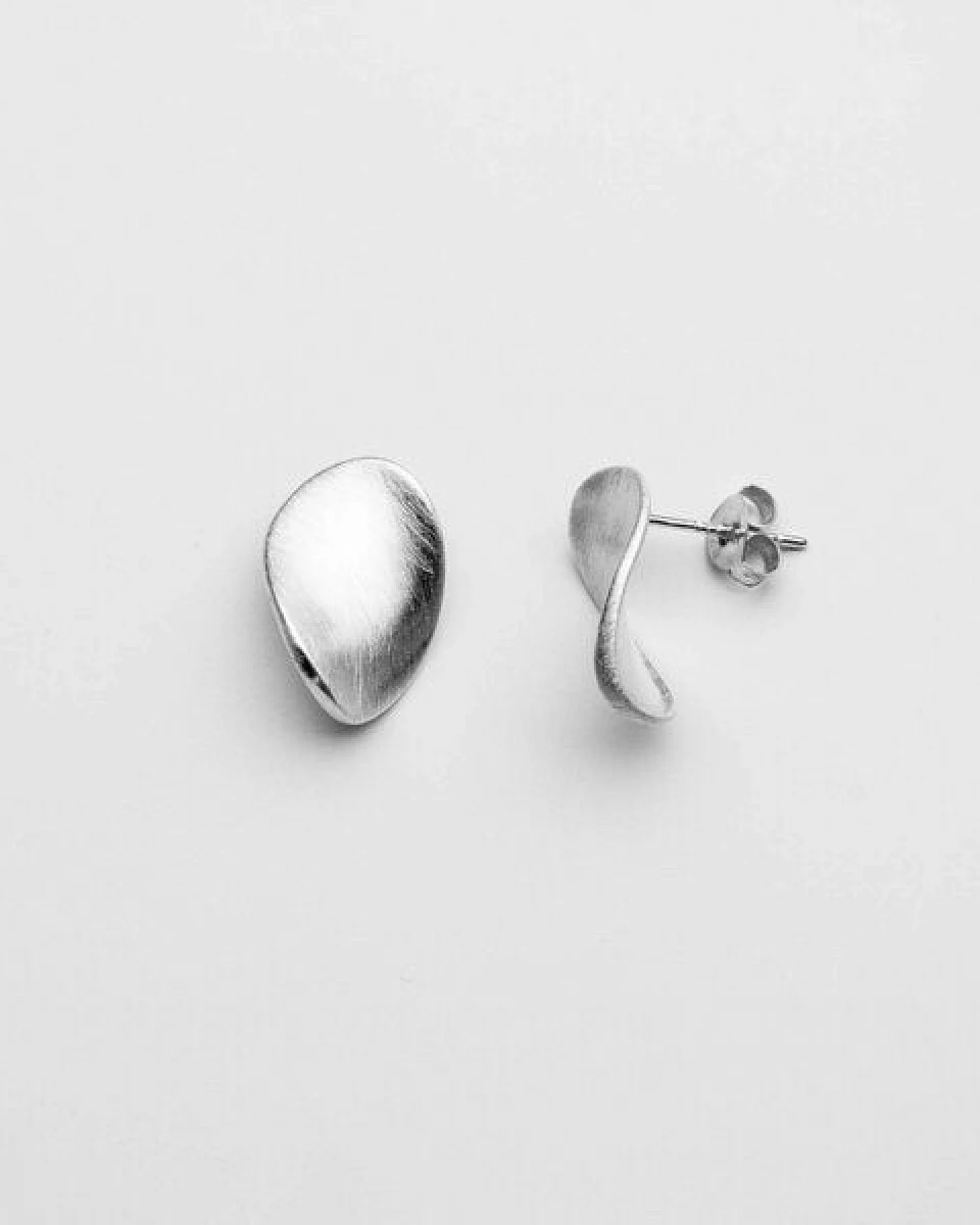 fejn jewelry Ohrstecker 'satin oval' in organischen Formen & satiniertem Finish – Ansicht 4