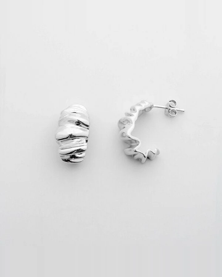 fejn jewelry Creole 'wrinkled hoop' mit extravaganter Struktur