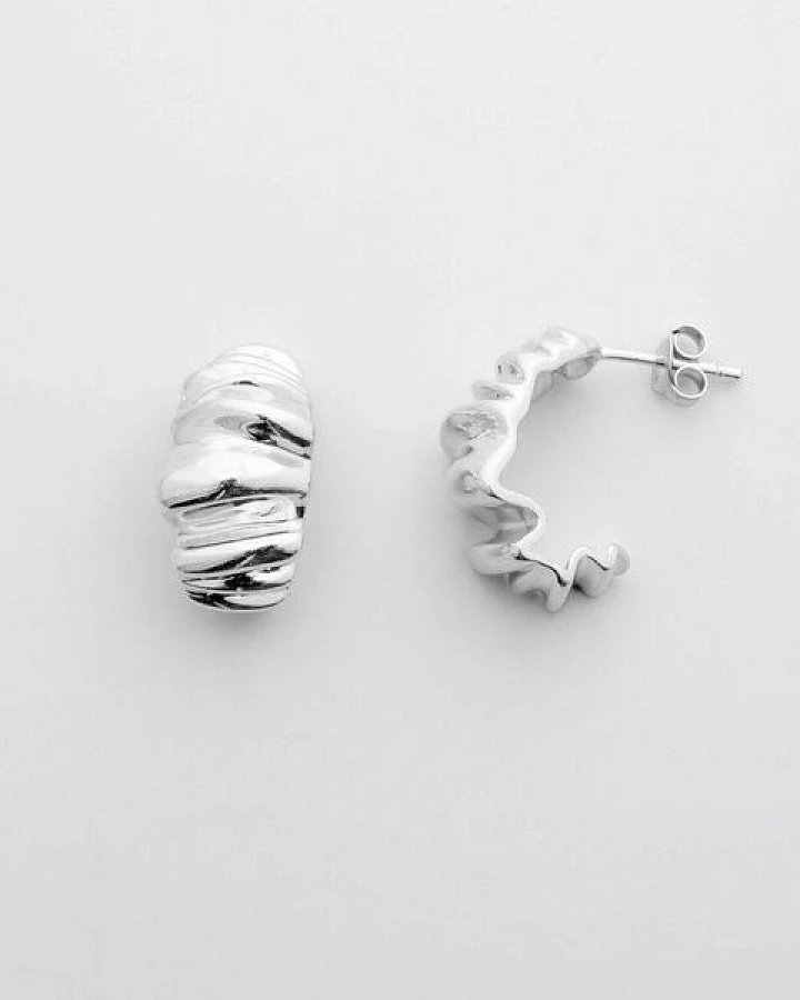 fejn jewelry Creole 'wrinkled hoop' mit extravaganter Struktur