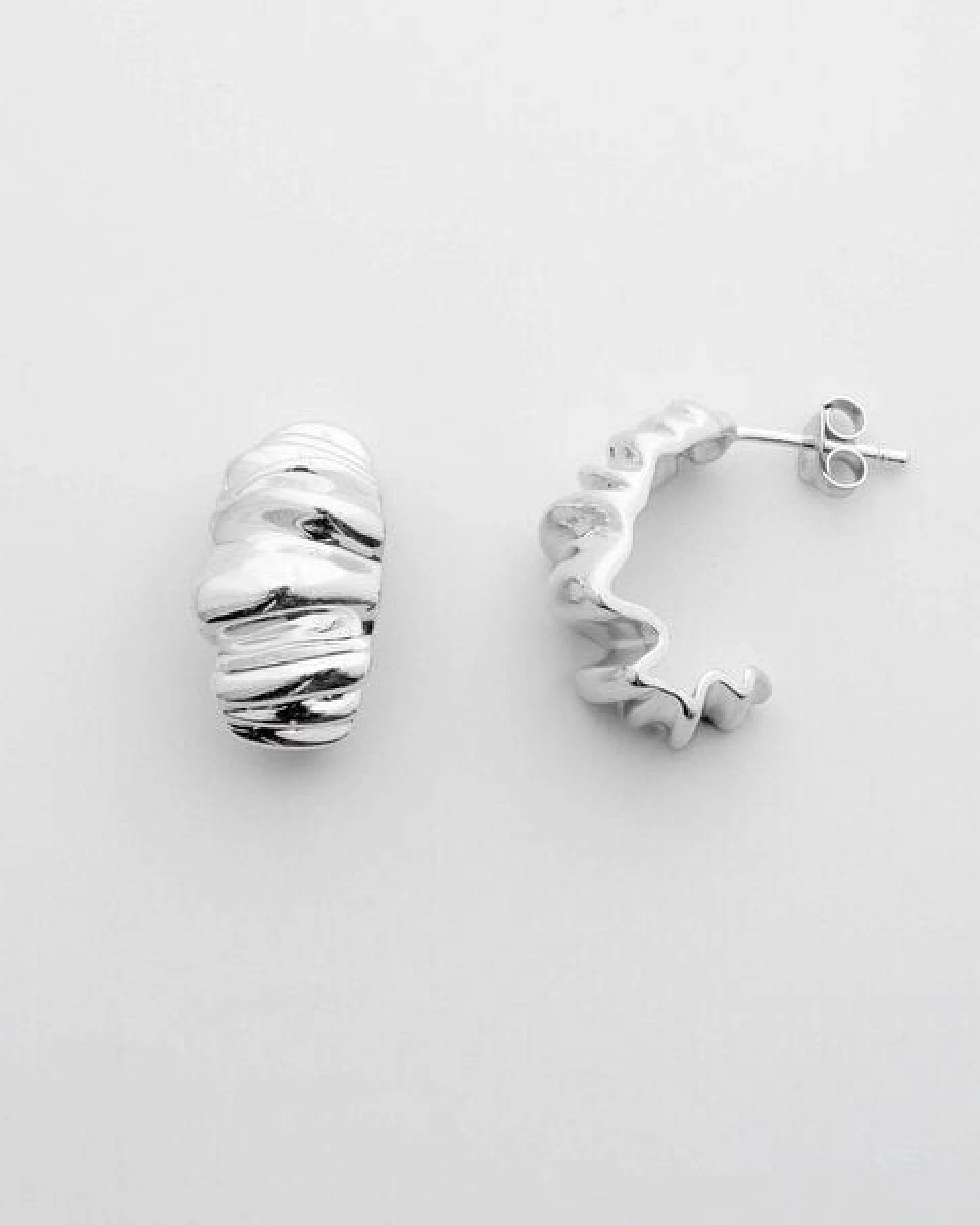 fejn jewelry Creole 'wrinkled hoop' mit extravaganter Struktur – Ansicht 3
