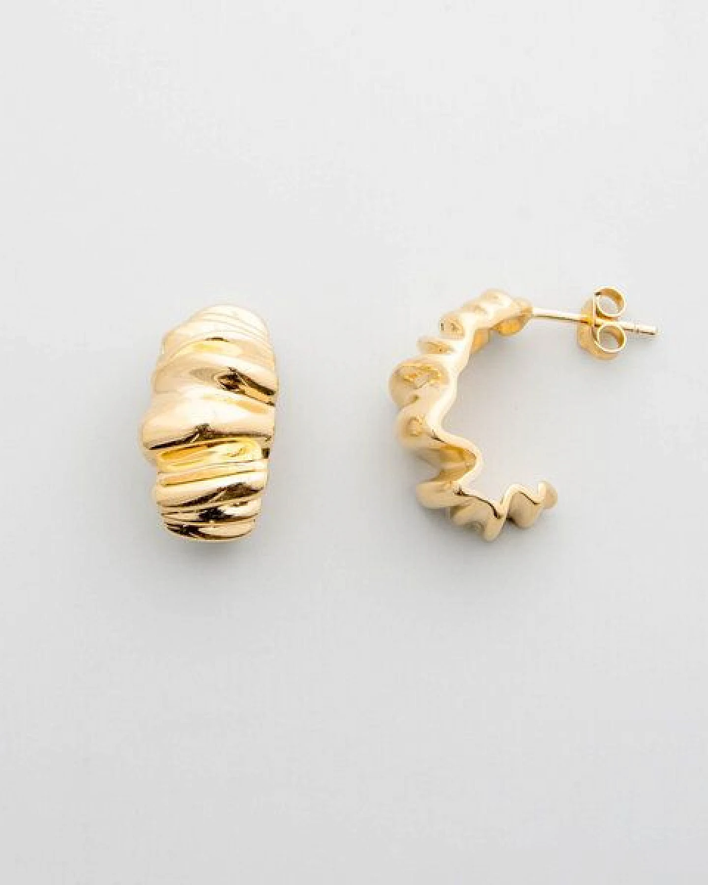 fejn jewelry Creole 'wrinkled hoop' mit extravaganter Struktur – Ansicht 2