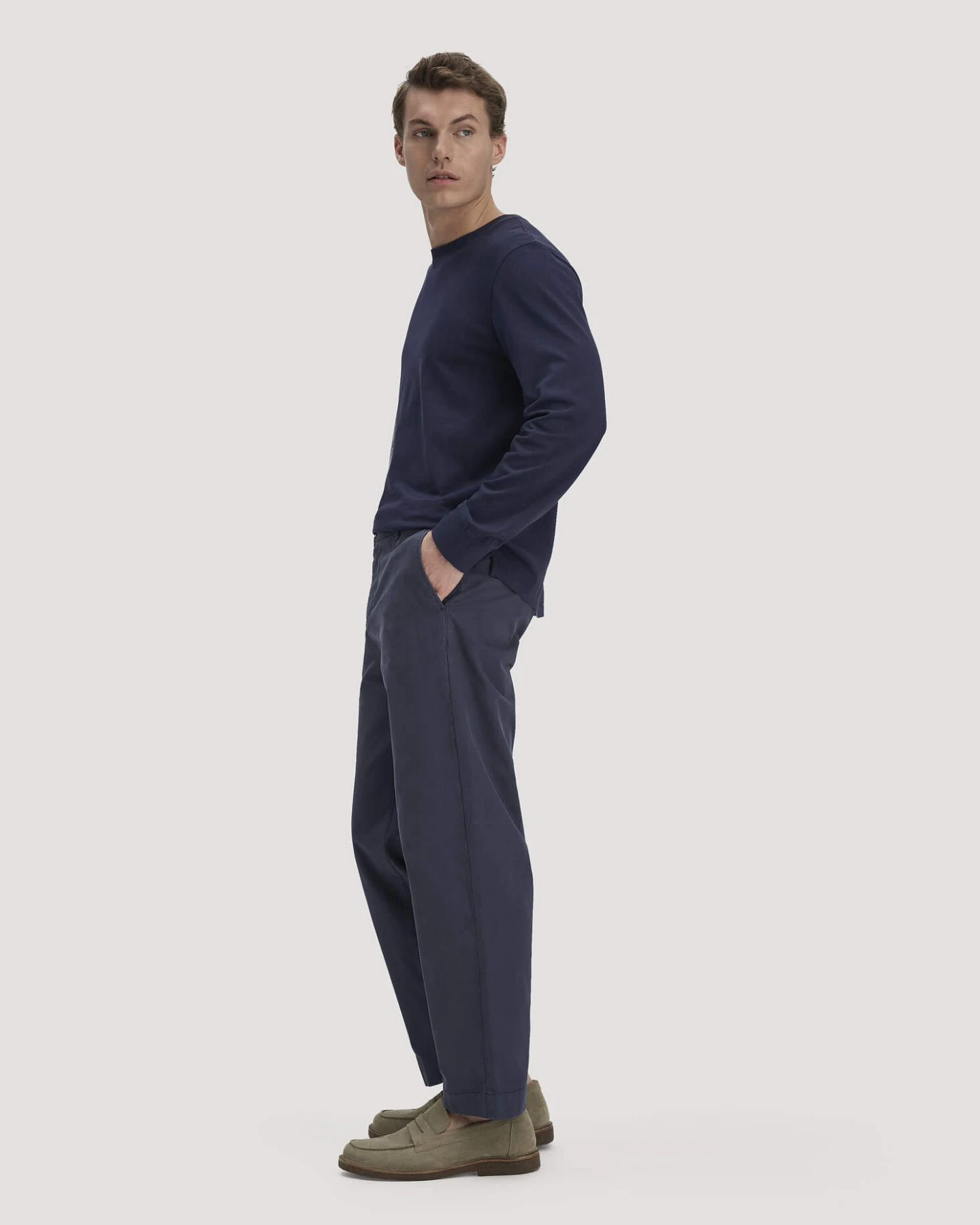 hessnatur Herren Chino RONNEL Relaxed aus Bio-Baumwolle - blau - Größe 38/32 – Ansicht 4