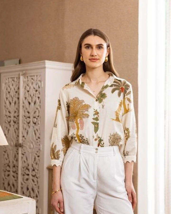 Haus of Namaste Damen Bluse creme „Botanica" Rüschenausschnitt handblockbedruckt Bio-Baumwolle