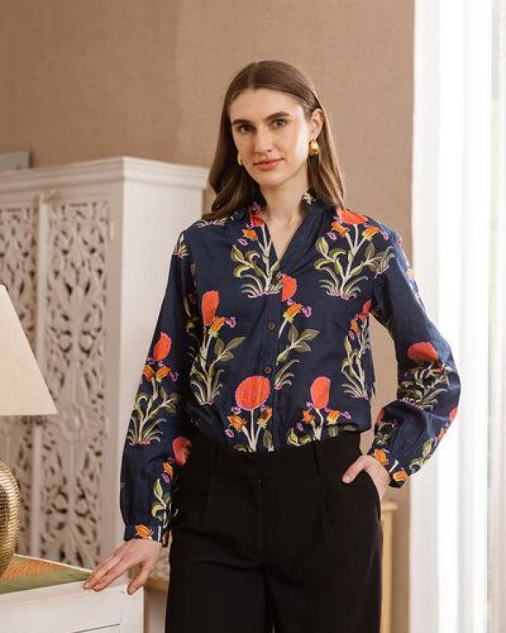 Haus of Namaste Damen Bluse „Midnight Mughal" handbedruckt aus 100% Bio-Baumwolle mit floralem Muster.