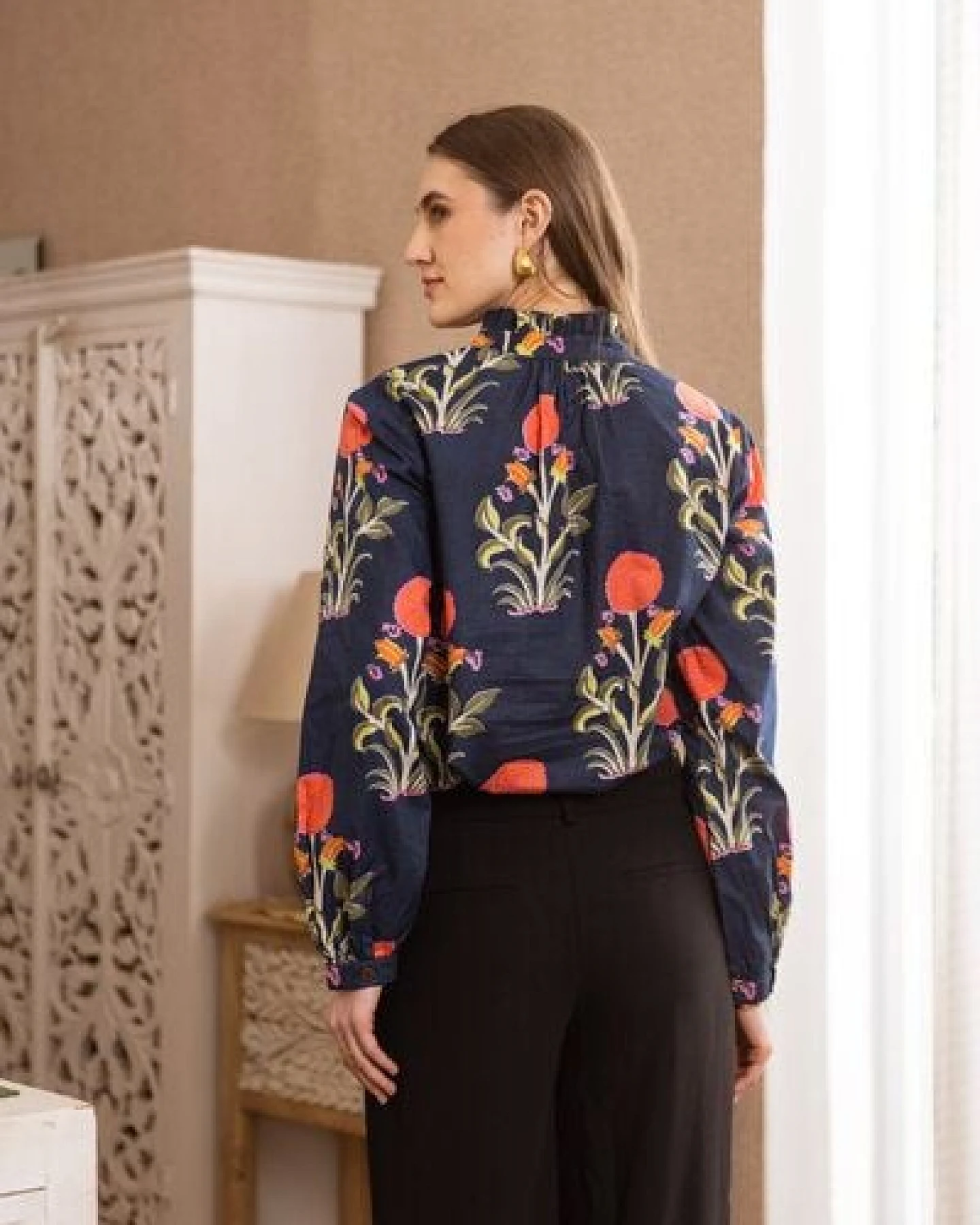 Haus of Namaste Damen Bluse „Midnight Mughal" handbedruckt aus 100% Bio-Baumwolle mit floralem Muster. – Ansicht 4
