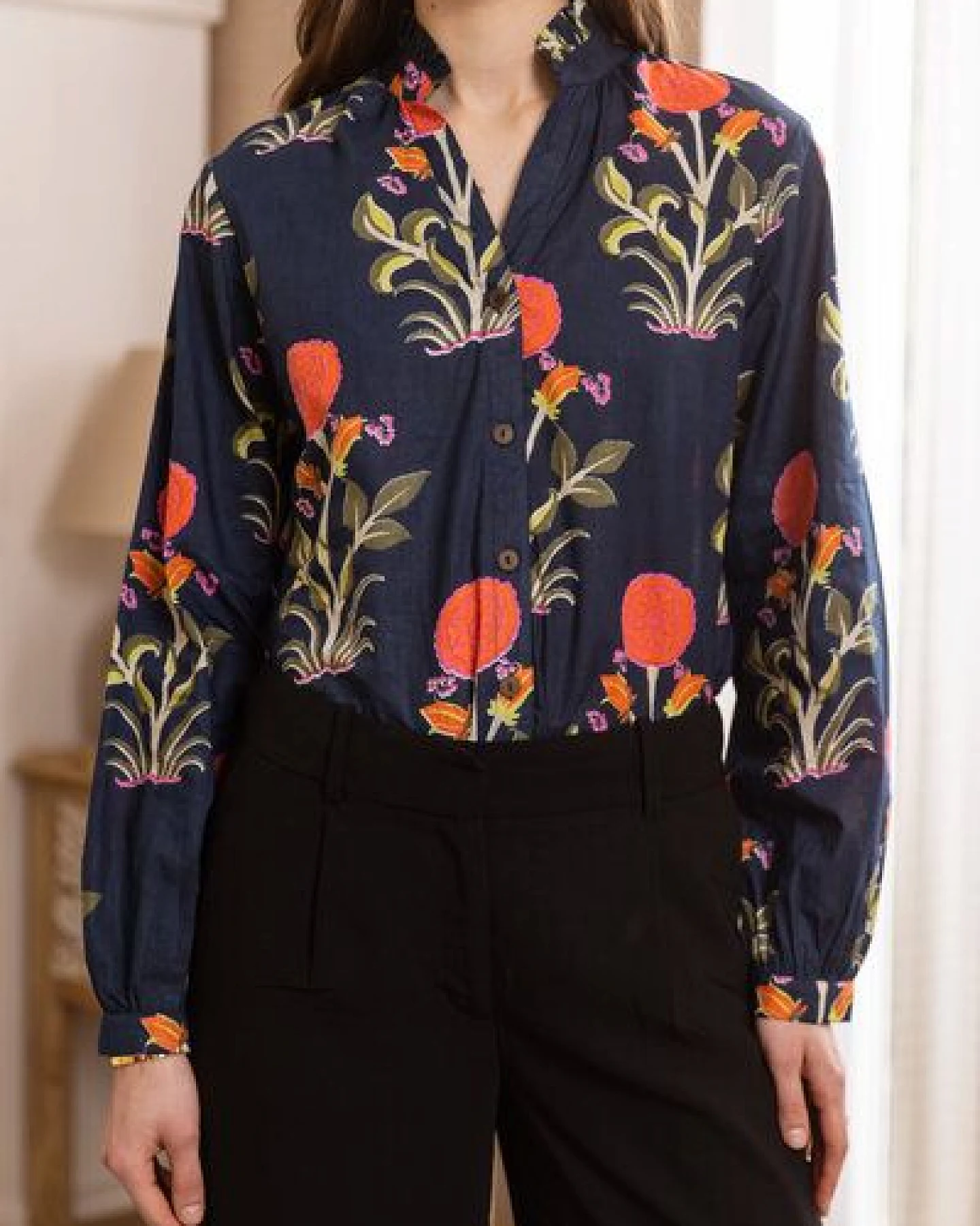 Haus of Namaste Damen Bluse „Midnight Mughal" handbedruckt aus 100% Bio-Baumwolle mit floralem Muster. – Ansicht 2
