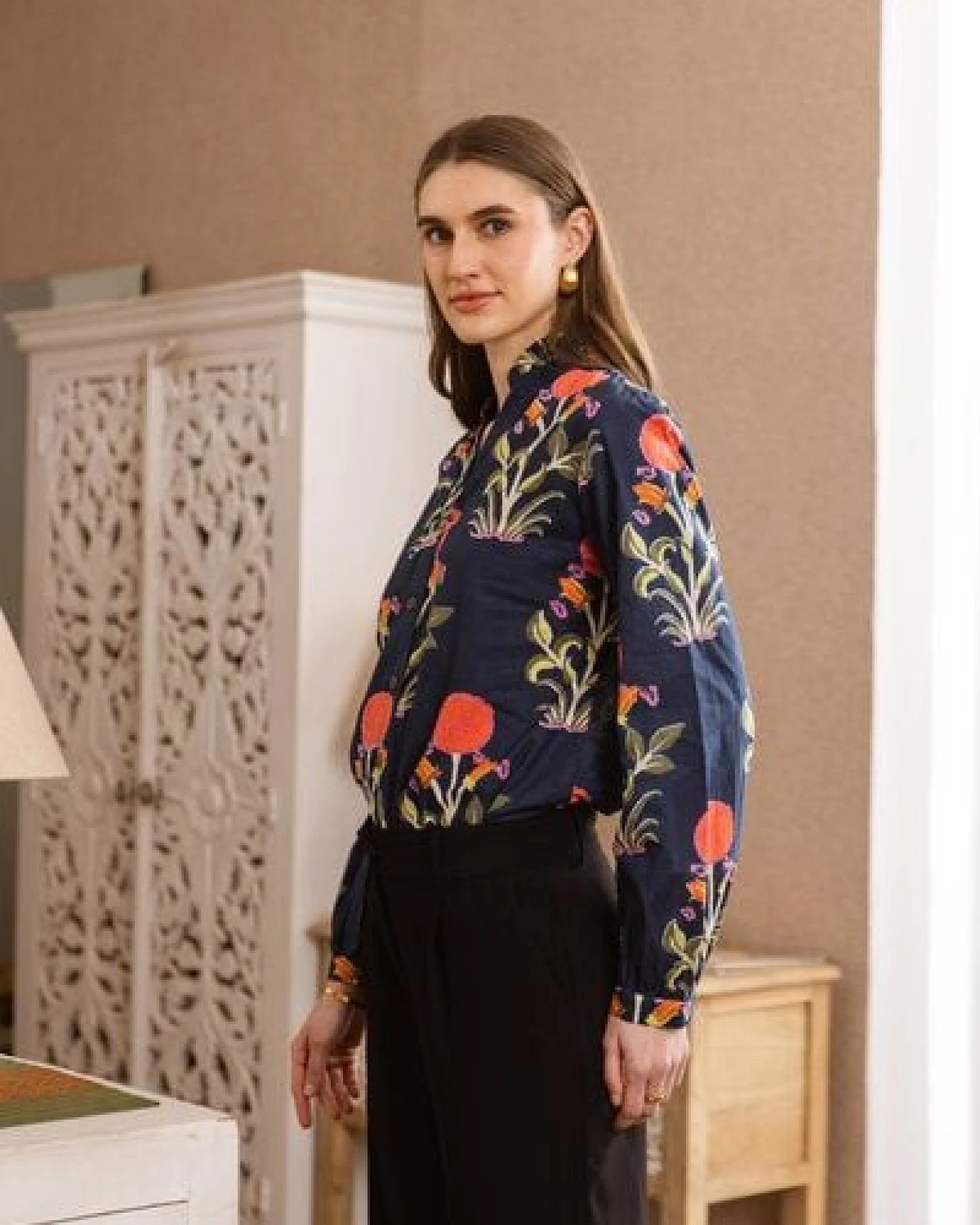 Haus of Namaste Damen Bluse „Midnight Mughal" handbedruckt aus 100% Bio-Baumwolle mit floralem Muster. – Ansicht 3