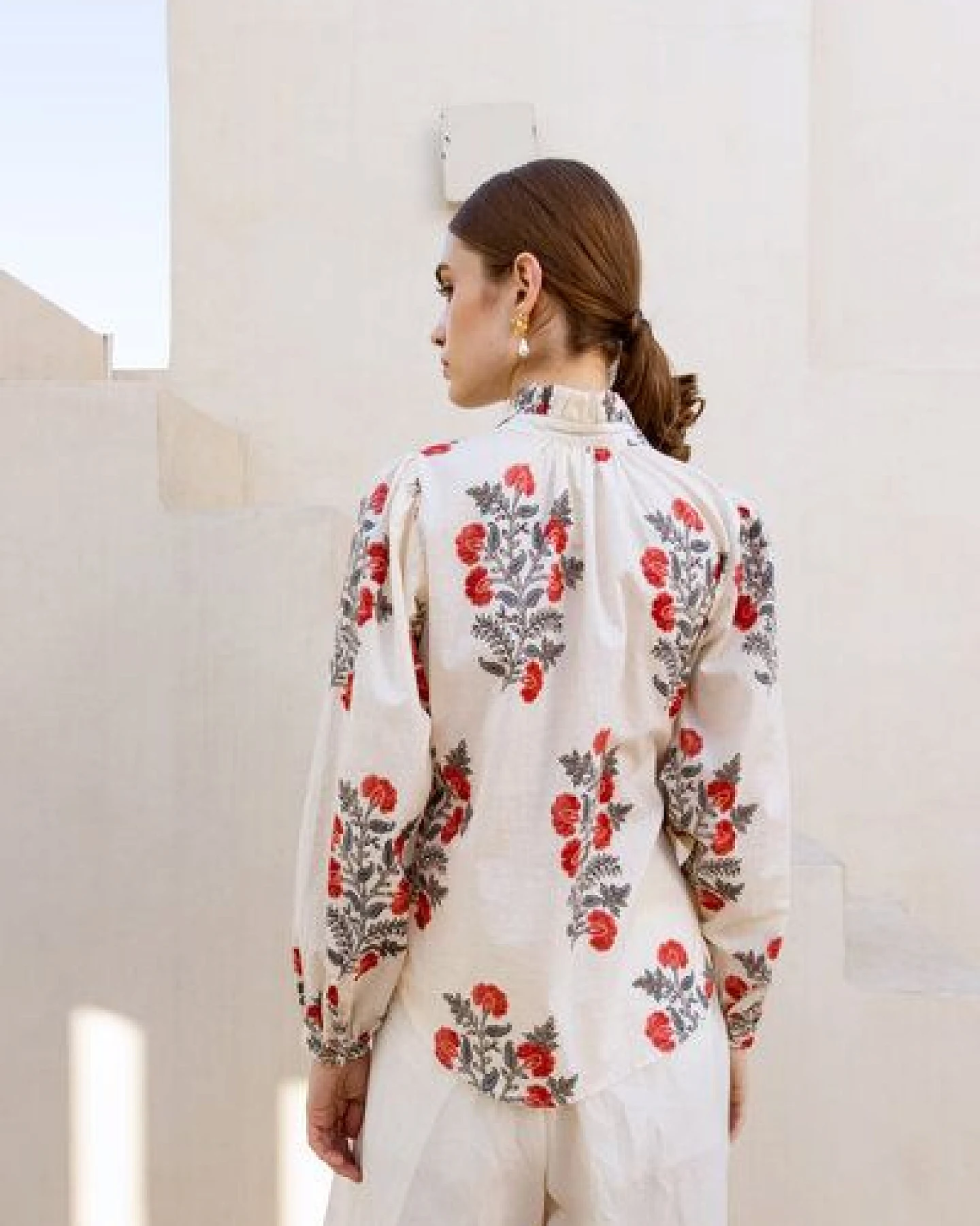 Haus of Namaste Damen Bluse „Mira Shirt " handbedruckt aus 100% Bio-Baumwolle mit floralem Muster. – Ansicht 3