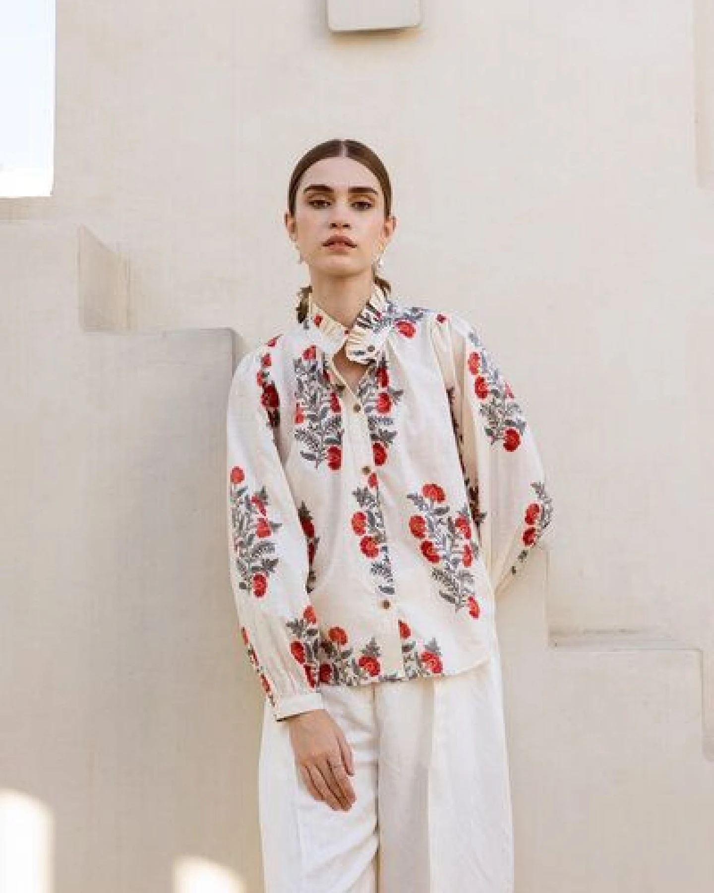 Haus of Namaste Damen Bluse „Mira Shirt " handbedruckt aus 100% Bio-Baumwolle mit floralem Muster. – Ansicht 4