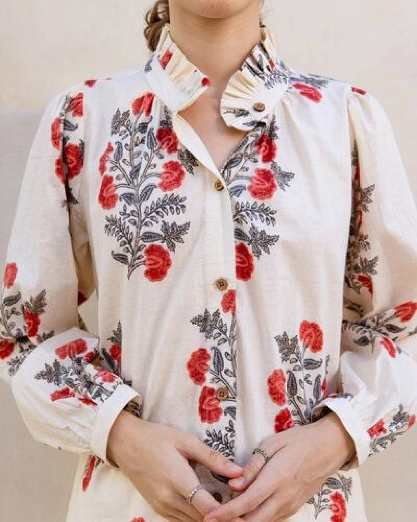 Haus of Namaste Damen Bluse „Mira Shirt " handbedruckt aus 100% Bio-Baumwolle mit floralem Muster. – Ansicht 2
