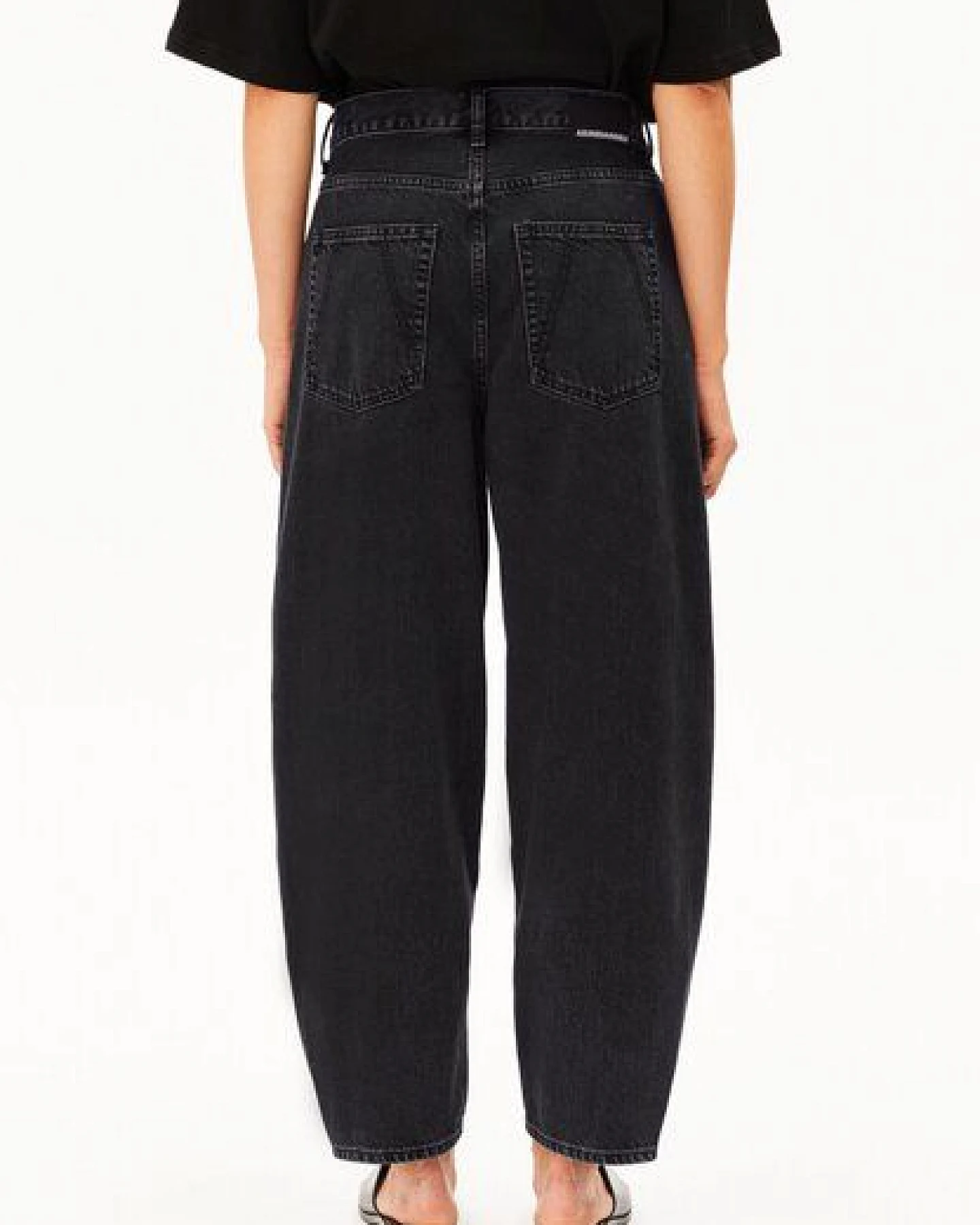 ARMEDANGELS BAARLY BARREL Damen Jeans aus 100% recycelter Baumwolle – Ansicht 2