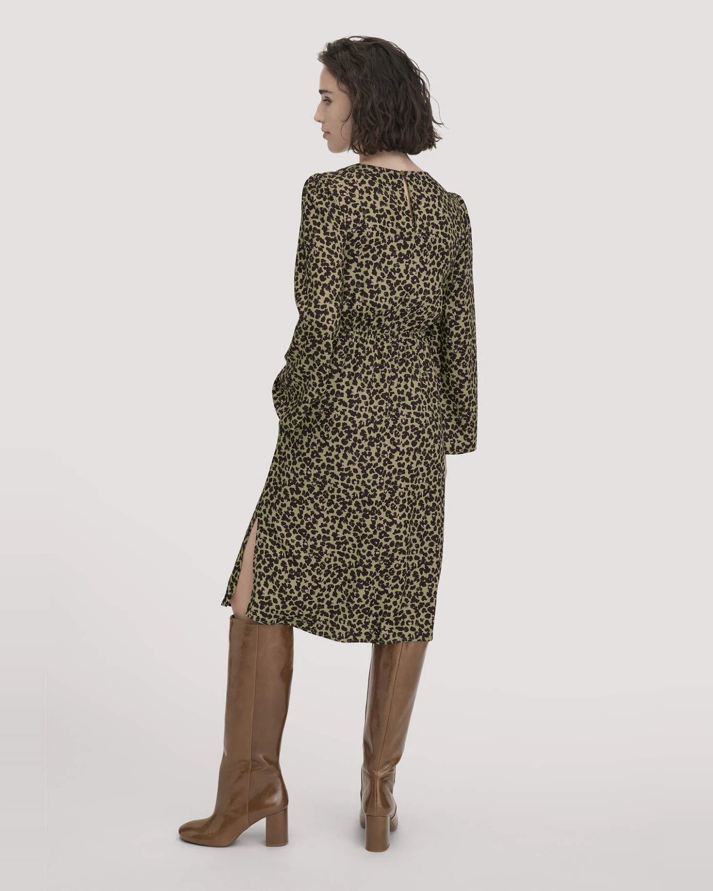 hessnatur Damen Kleid Kniebedeckend Regular aus LENZING™ ECOVERO™ Satin - grün - Größe 36 – Ansicht 2