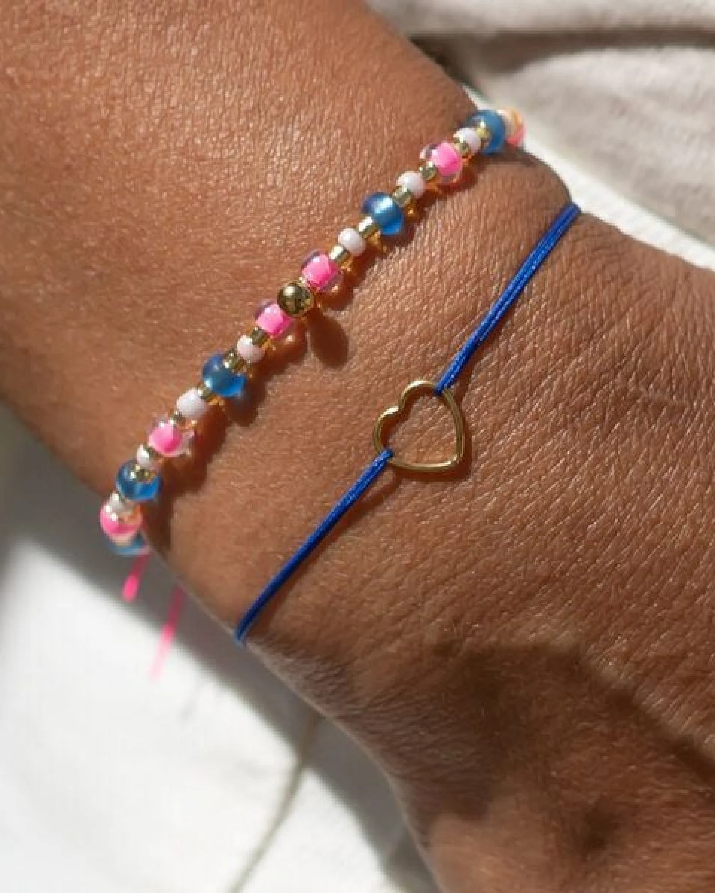 juni Sommer Armbänder Set "Azzurro" - Herz Stoffarmbändchen in blau oder pink mit Perlenarmband – Ansicht 4