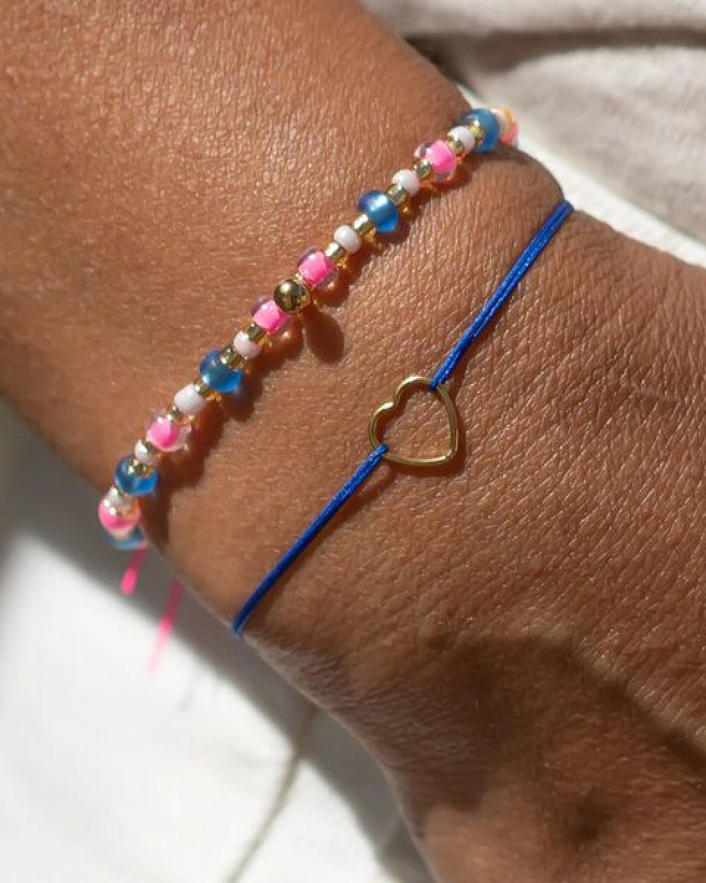 juni Sommer Armbänder Set "Azzurro" - Herz Stoffarmbändchen in blau oder pink mit Perlenarmband – Ansicht 4