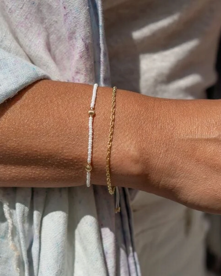 juni Armband Set Gold - verstellbares Goldarmband mit cremeweißen Perlenarmband - hergestellt in Deutschland