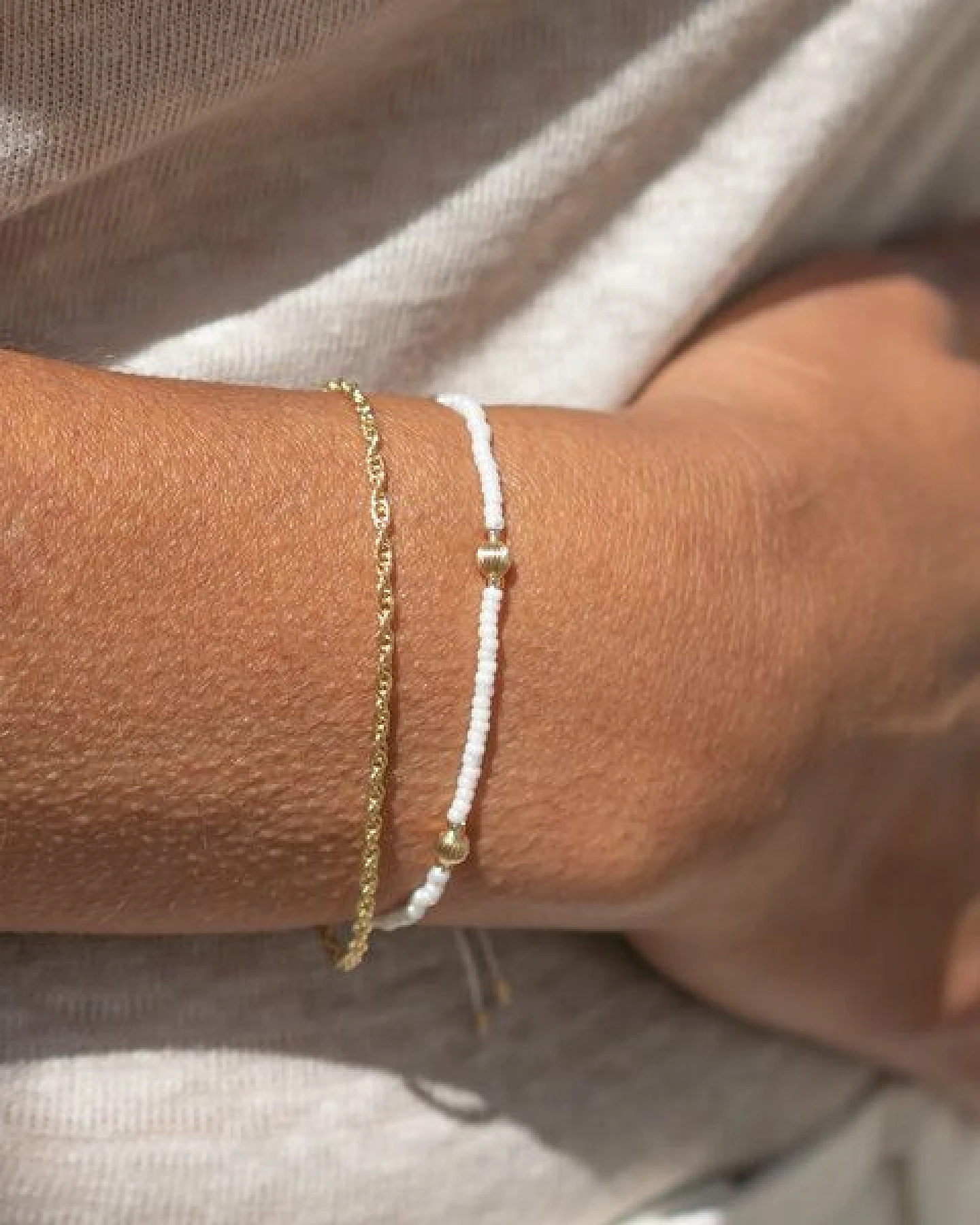 juni Armband Set Gold - verstellbares Goldarmband mit cremeweißen Perlenarmband - hergestellt in Deutschland – Ansicht 2