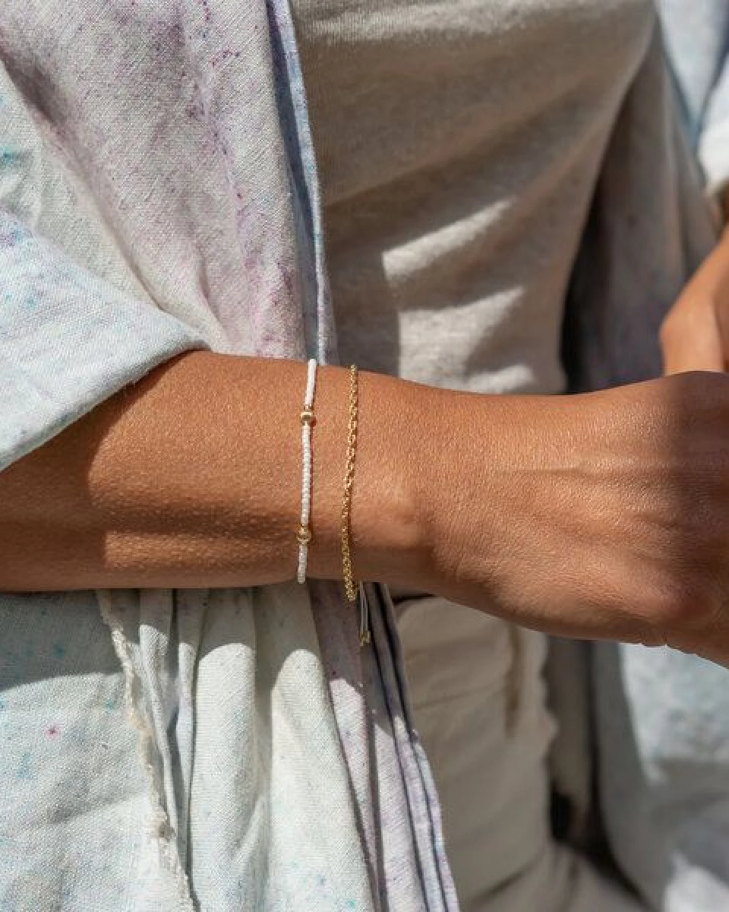juni Armband Set Gold - verstellbares Goldarmband mit cremeweißen Perlenarmband - hergestellt in Deutschland – Ansicht 3