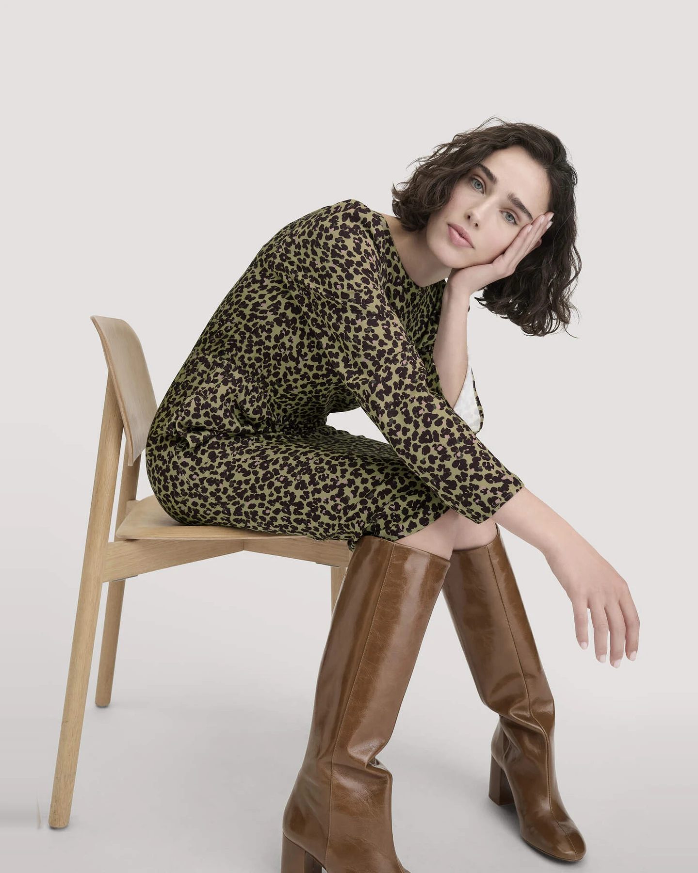 hessnatur Damen Kleid Kniebedeckend Regular aus LENZING™ ECOVERO™ Satin - grün - Größe 42 – Ansicht 4